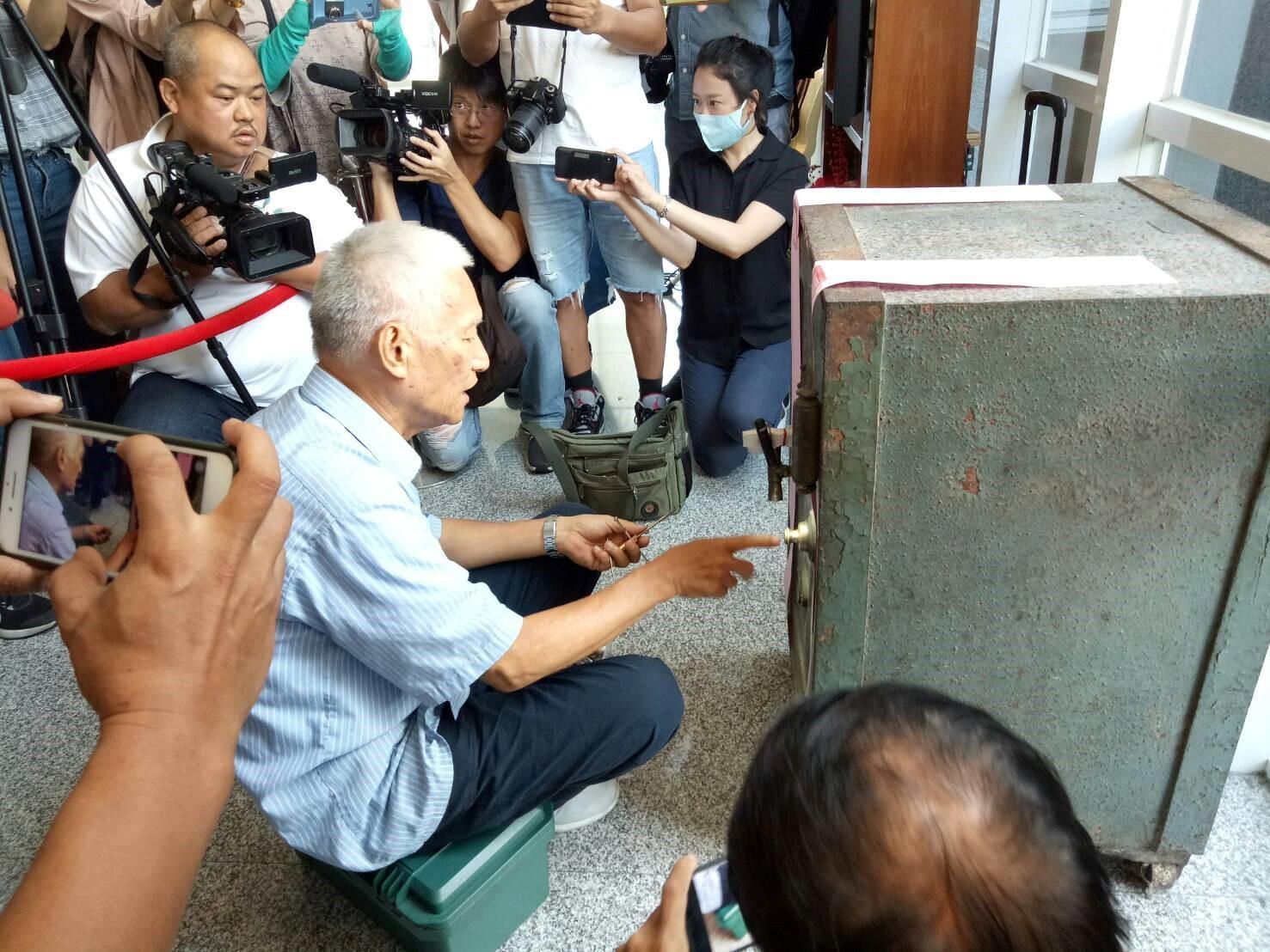 開鎖達人吳坤浩不到1小時就打開保險櫃解開世紀之謎。（翻攝自冬山鄉鄉代會主席黃強呈臉書）