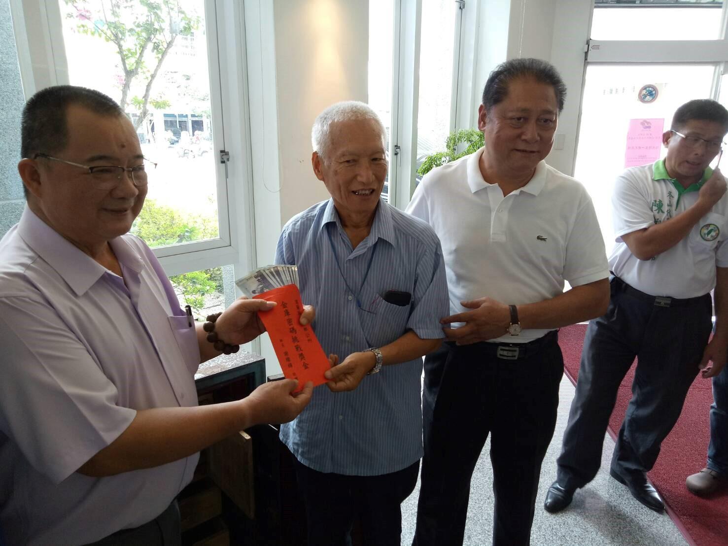 成功打開保險櫃後，鄉公所致贈吳坤浩獎金。（翻攝自冬山鄉鄉代會主席黃強呈臉書）