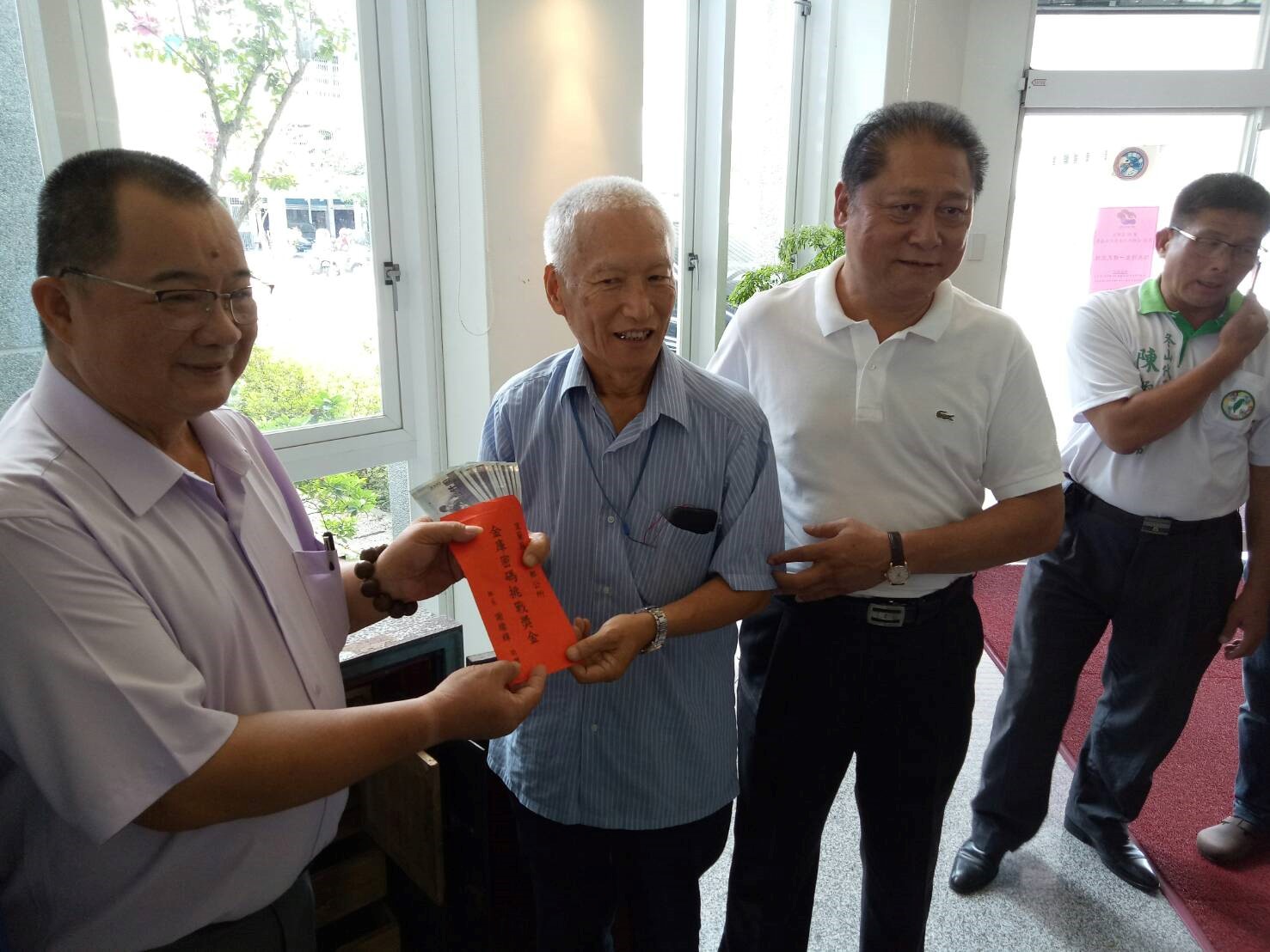成功打開保險櫃後,鄉公所致贈吳坤浩獎金。(翻攝自冬山鄉鄉代會主席黃強呈臉書)