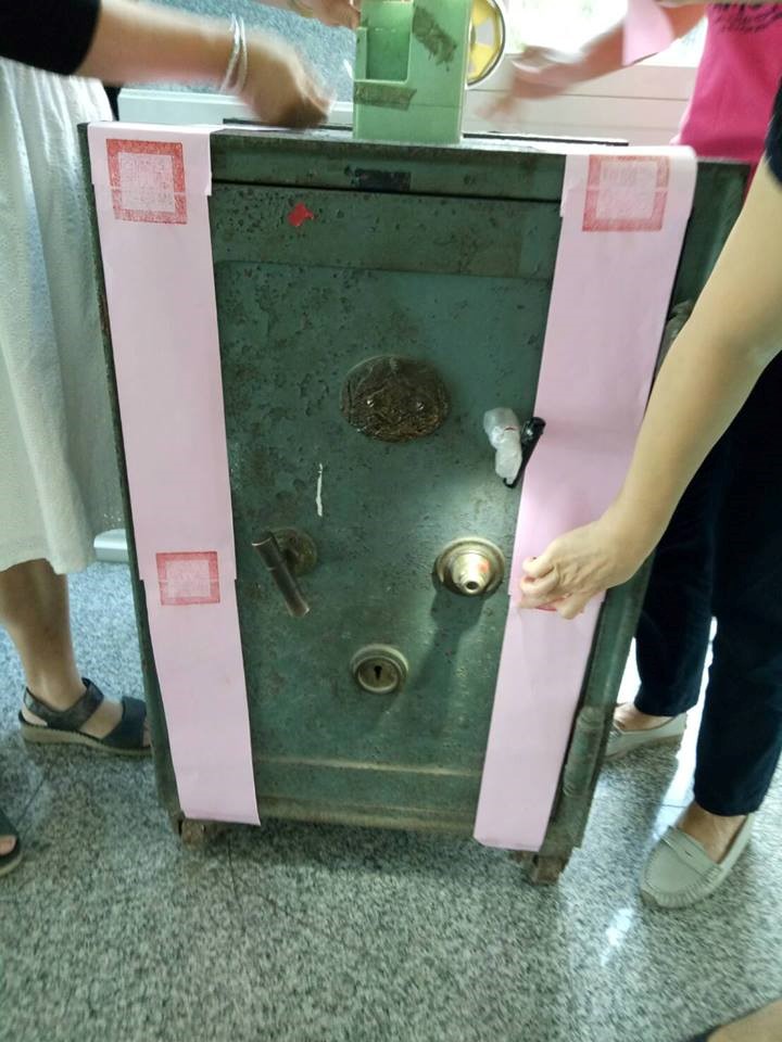 這只神祕保險箱,研判約是1912年到1926年間製造。(翻攝自冬山鄉鄉代會主席黃強呈臉書)