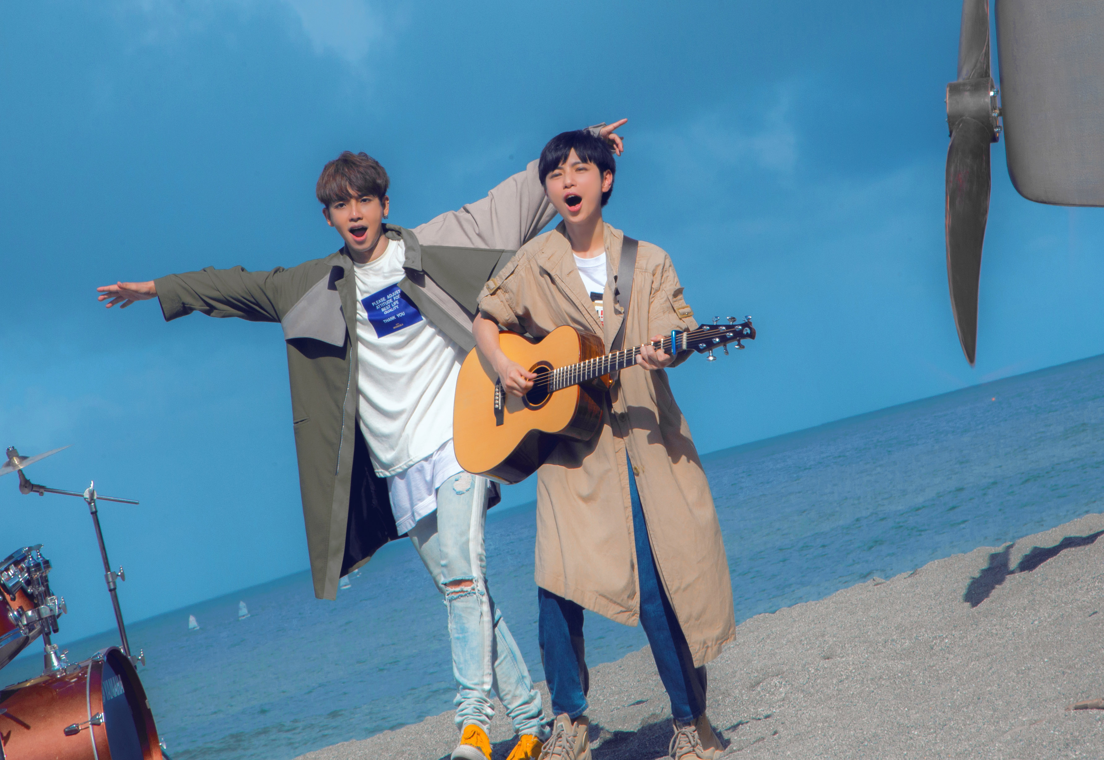 鼓鼓與新人魏嘉瑩特別進錄音室重新演唱〈飛〉、成為對唱版本。（相信音樂提供）