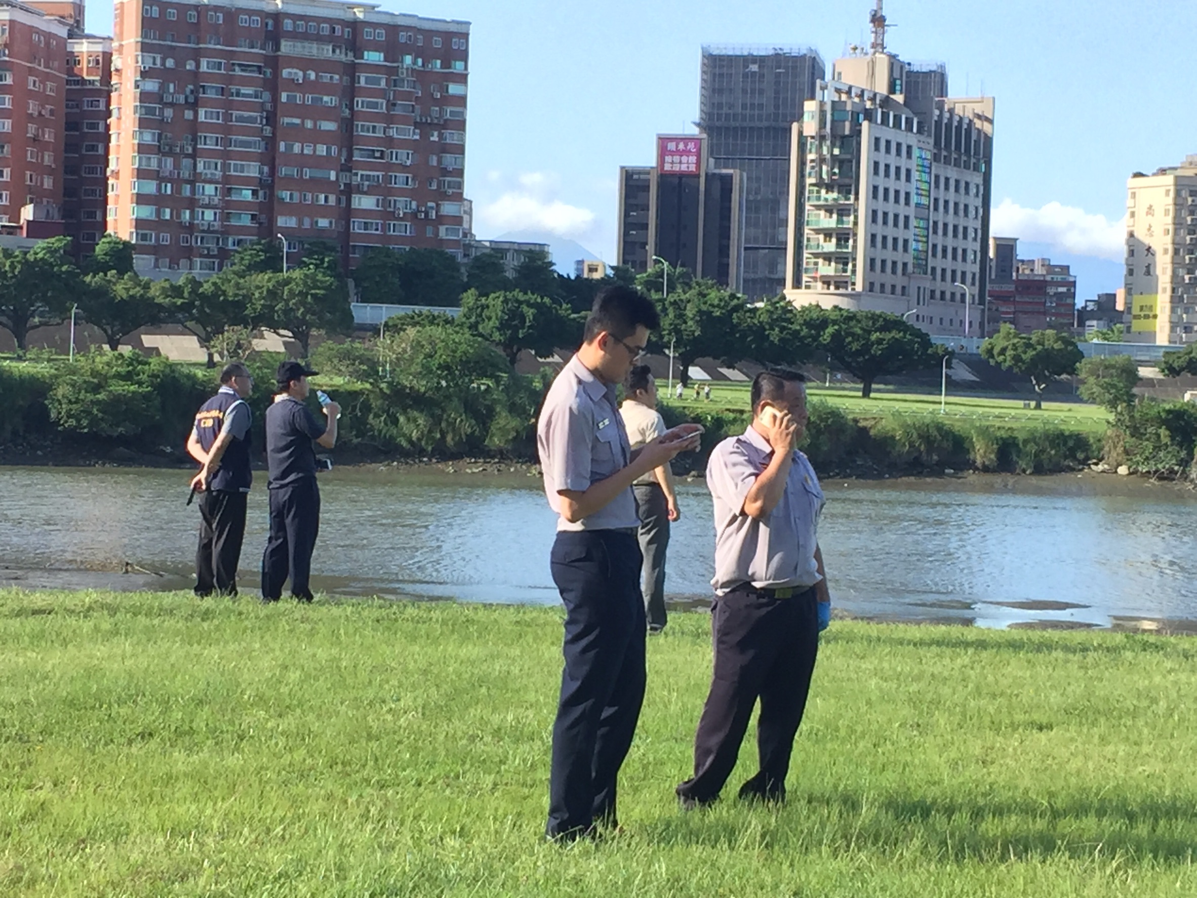 警方在中正橋旁河濱公園擴大搜索屍塊。