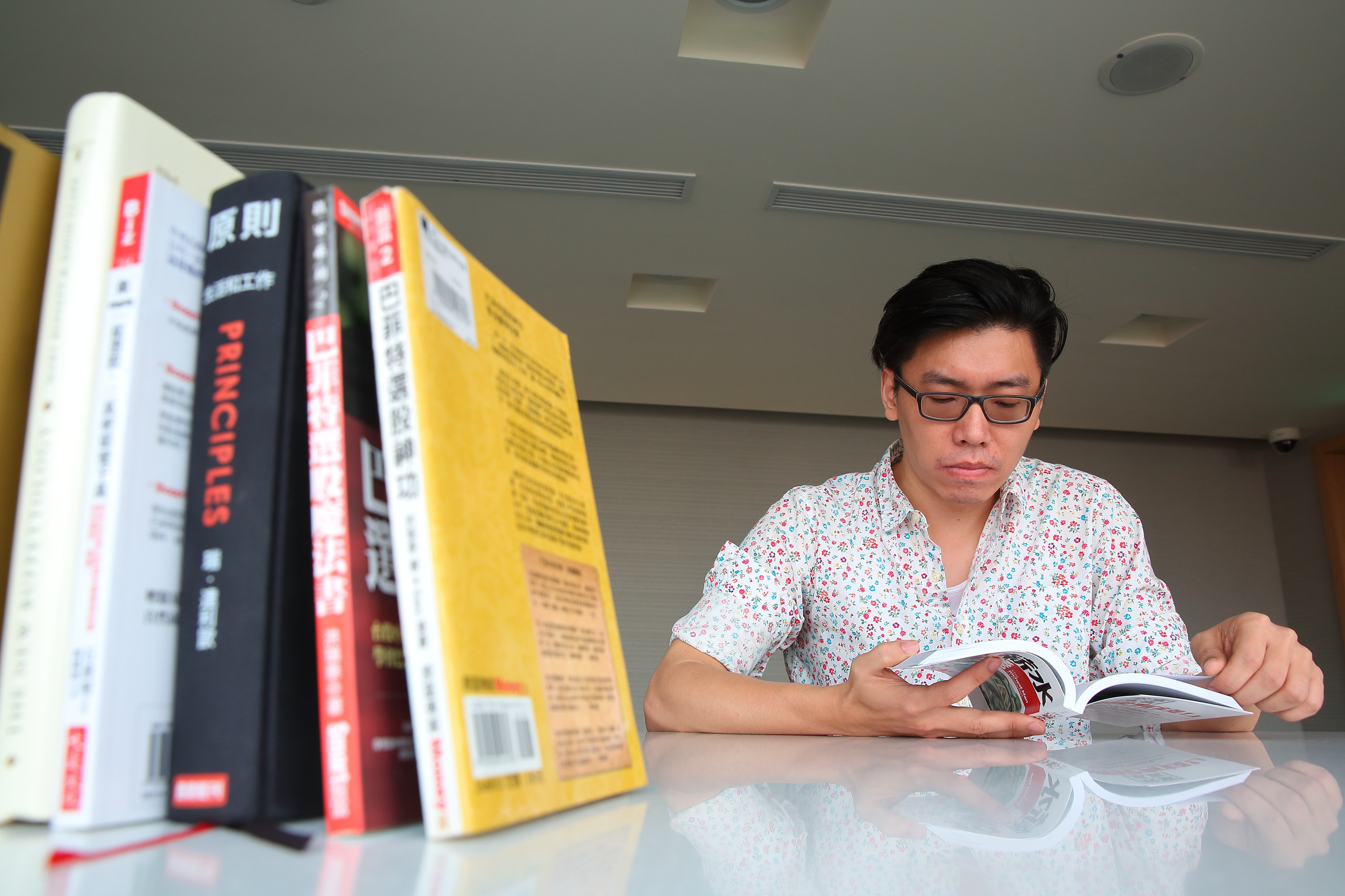 王昭弘習慣每週讀1本投資書，加強投資觀念。