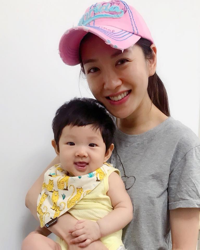 楊千霈女兒「娃寶」才5個月,為了育嬰楊千霈壓力很大,加上遲遲未收到入圍名單等資料,決定不主持亞太星光大道。(翻攝自楊千霈FB)