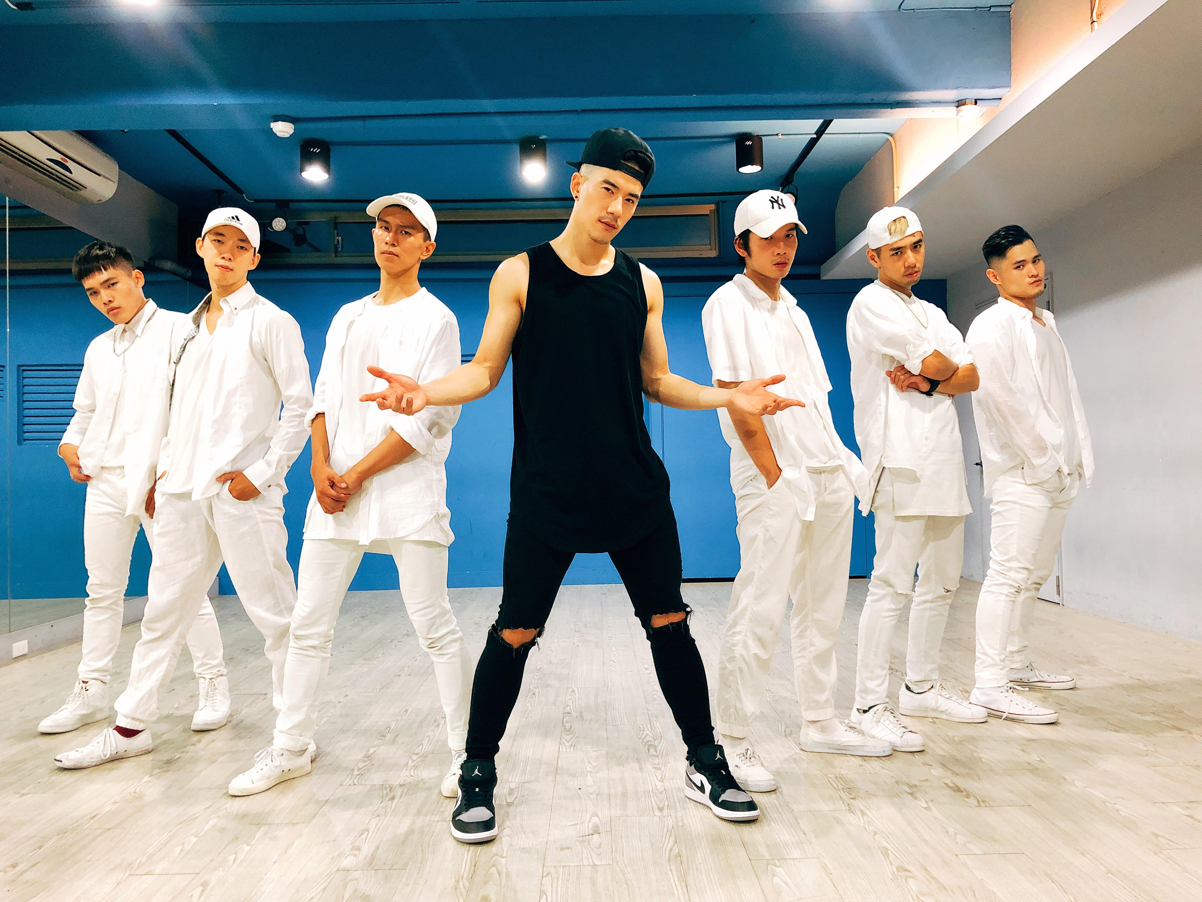 JR紀言愷（左4）主演的電影《樂獄》將於9月28日上映，他演唱同名主題曲〈樂獄〉。（天晴娛樂提供）