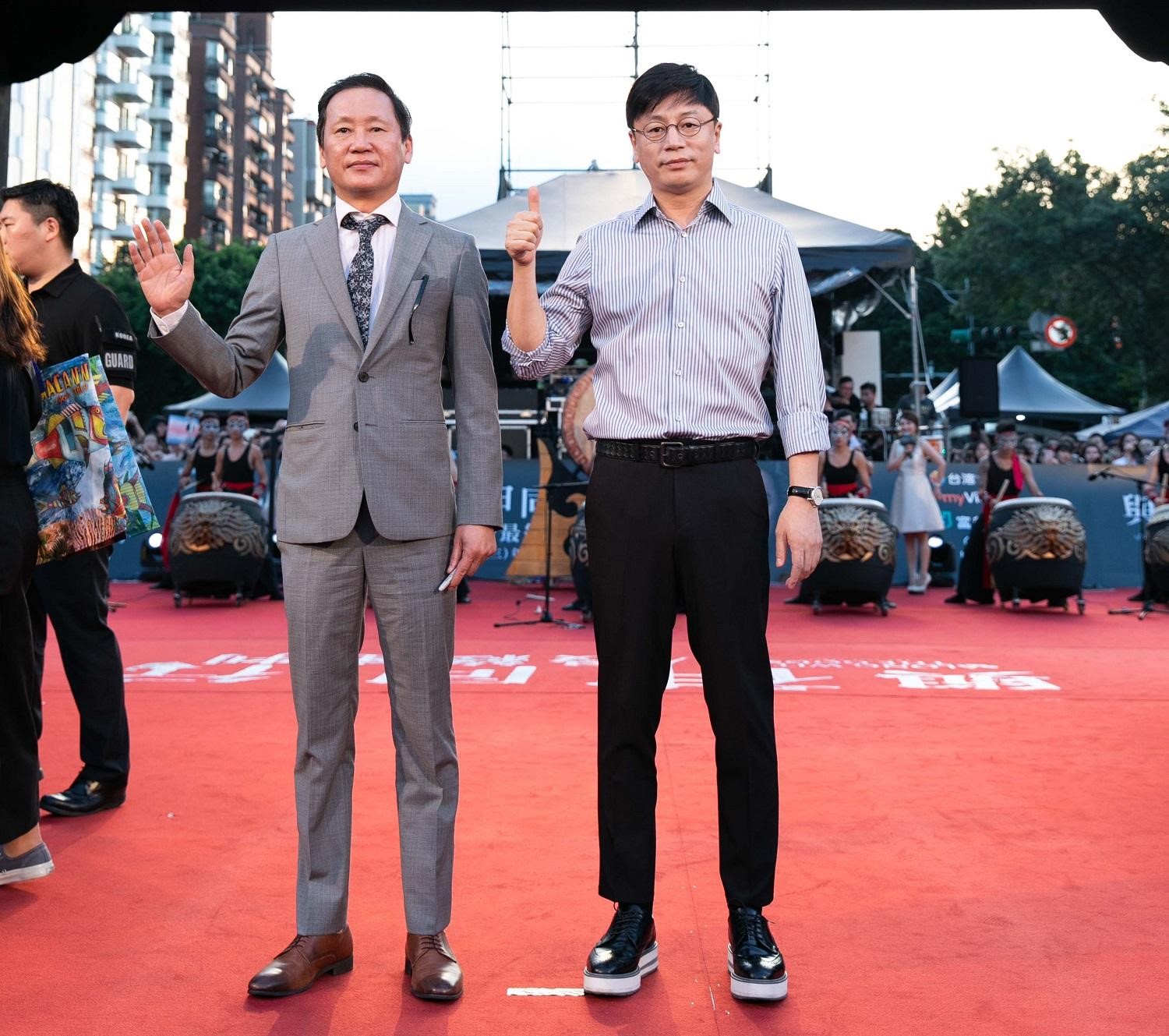監製元東淵（左）、導演金容華連袂來台，出席《與神同行：最終審判》紅毯見面會。