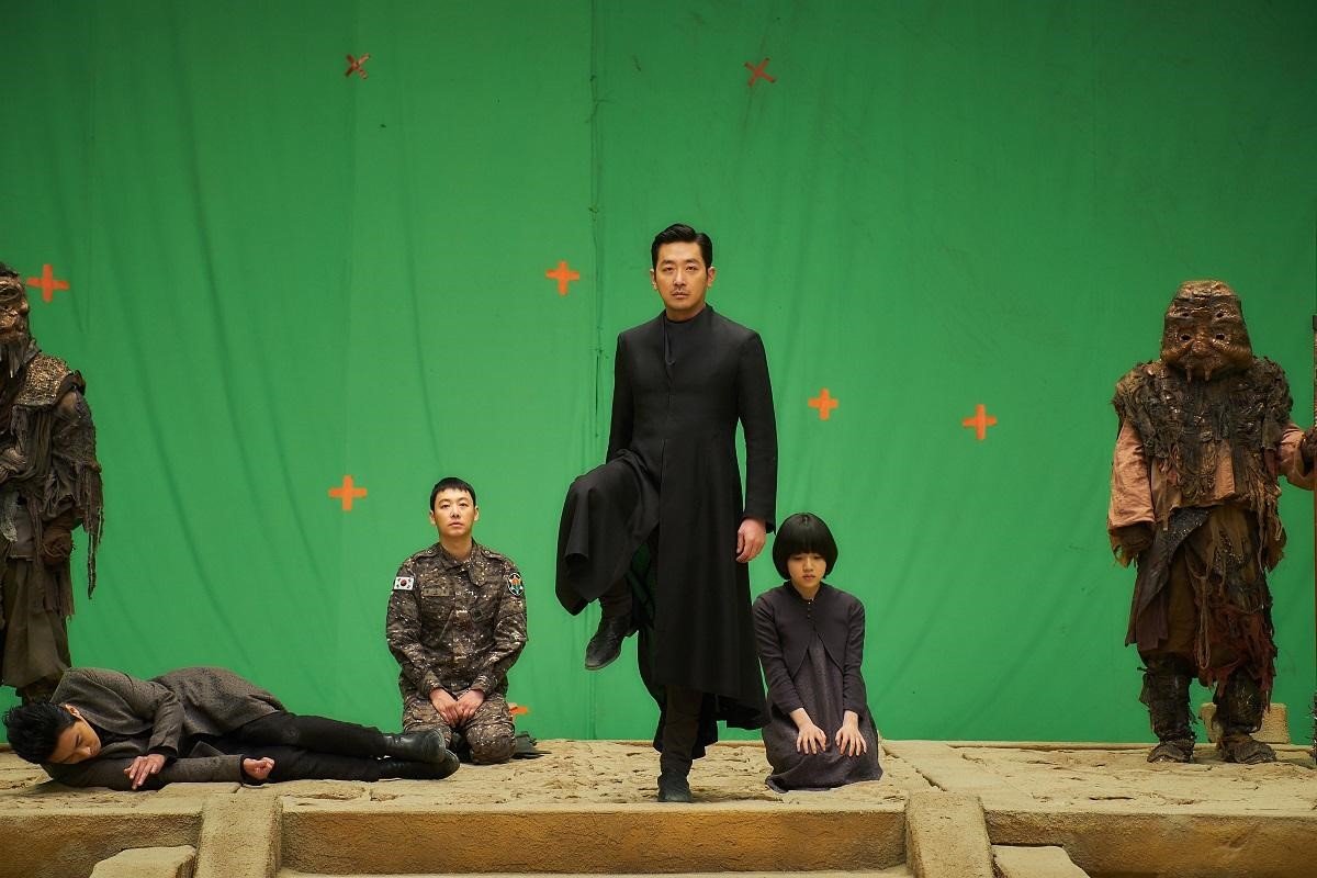 《與神同行：最終審判》曾經歷部分畫面重拍，導致2000多個特效鏡頭得部分委外處理。（LOTTE提供）