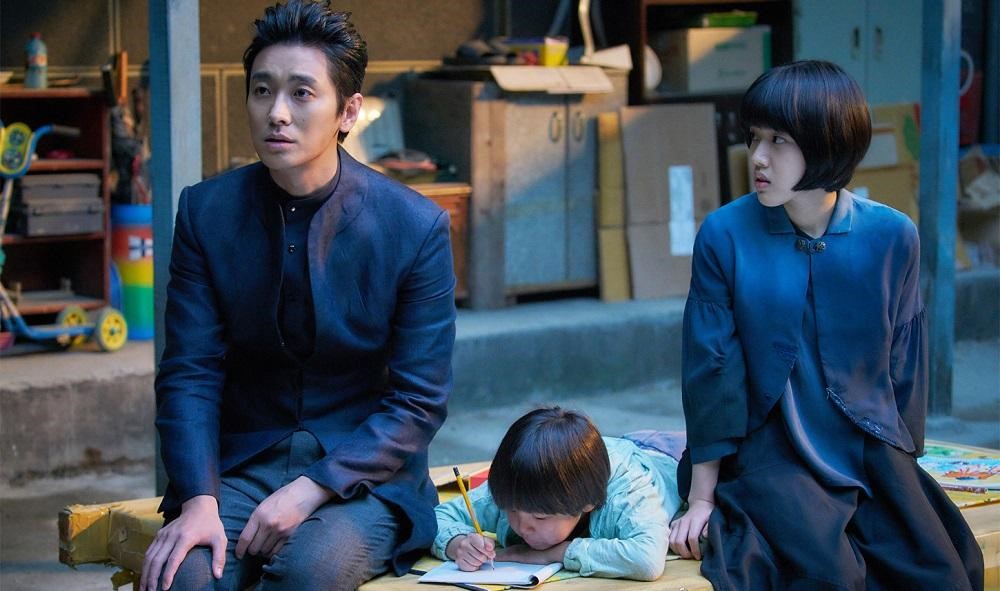 金容華在《與神同行：最終審判》裡藉鄭智薰（中）的孤兒領養問題，反映韓國存在多年的社會現象。（采昌國際多媒體提供）