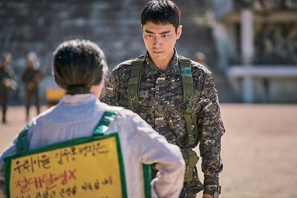 企劃籌拍《與神同行》第3集中，金容華透露李浚赫（右）飾演的「朴武信中尉」可望成為主角。（采昌國際多媒體提供）