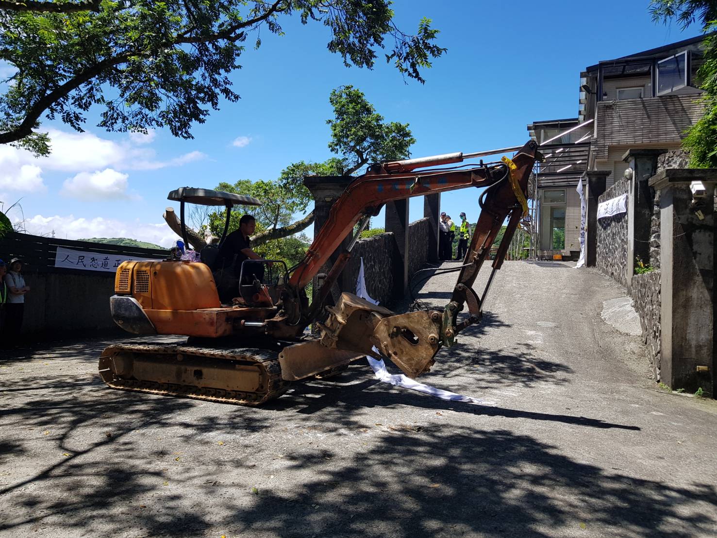 8月時，士院找來重型機具及工人準備拆除部分違建。