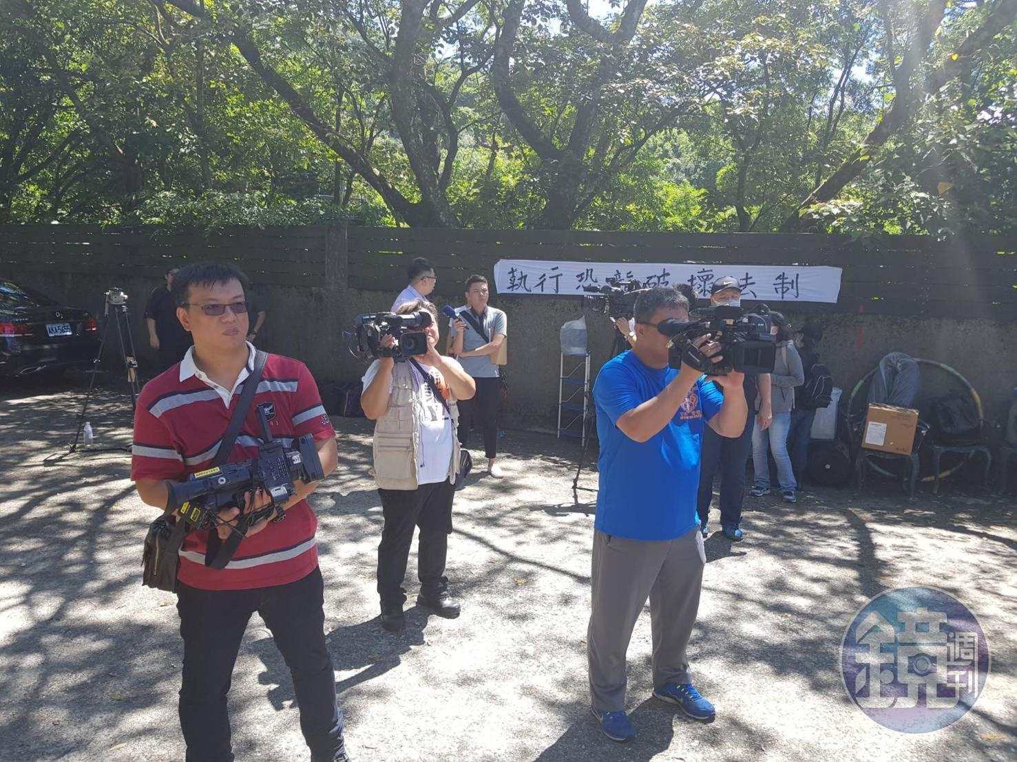 大批記者被法院調來的警力阻擋在外，不得靠近採訪拍攝。
