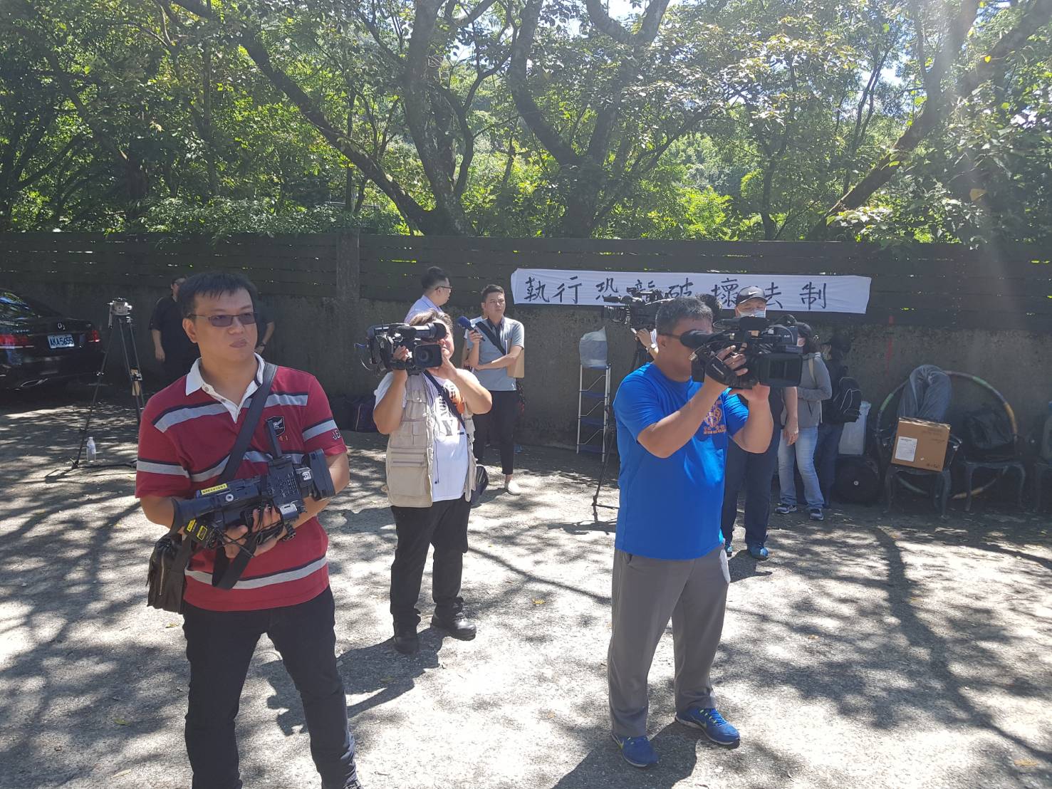 大批記者被法院調來的警力阻擋在外,不得靠近採訪拍攝。