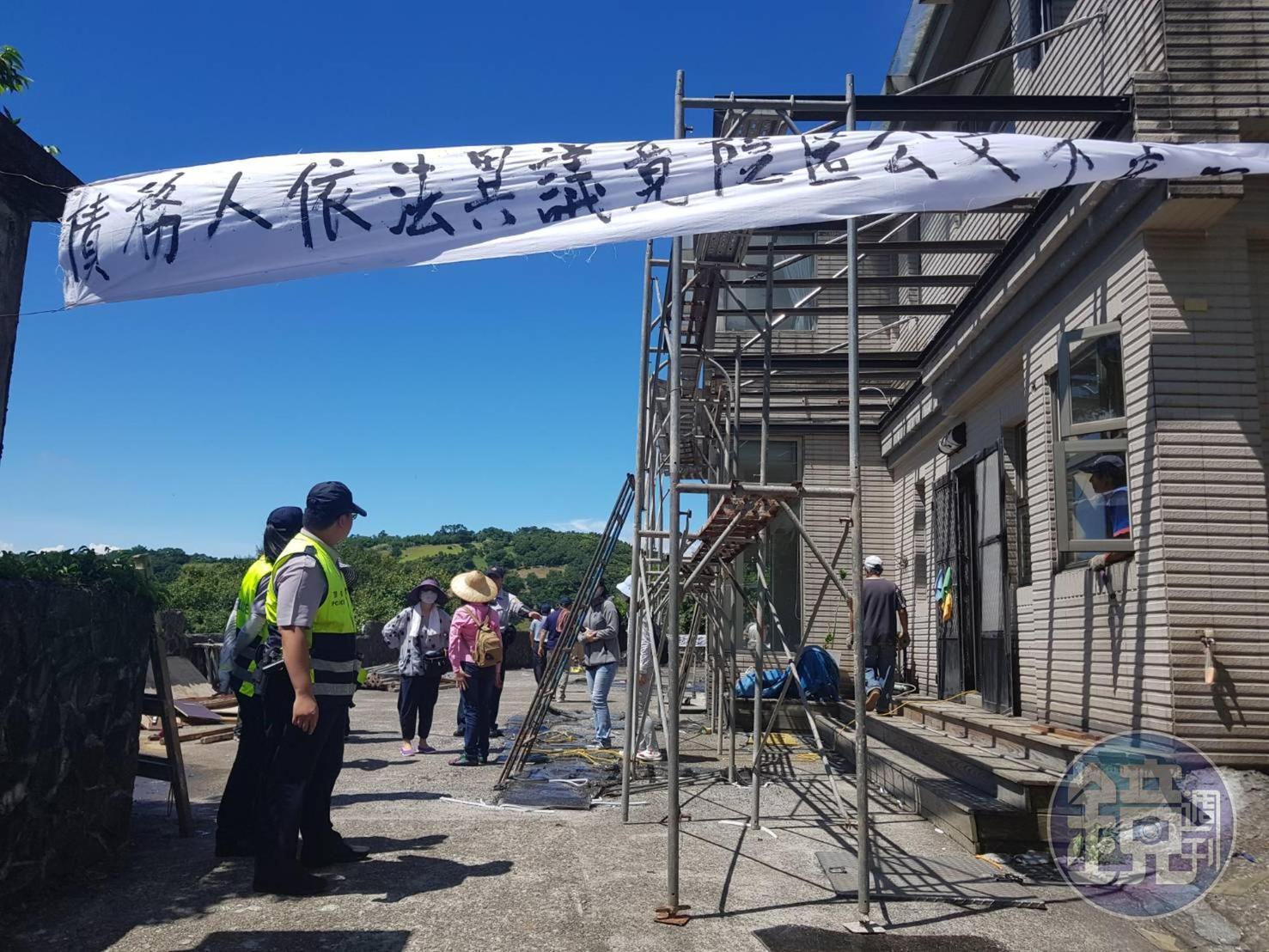 警方守在透天厝入口處，以妨害公務為由，要求記者不得靠近。