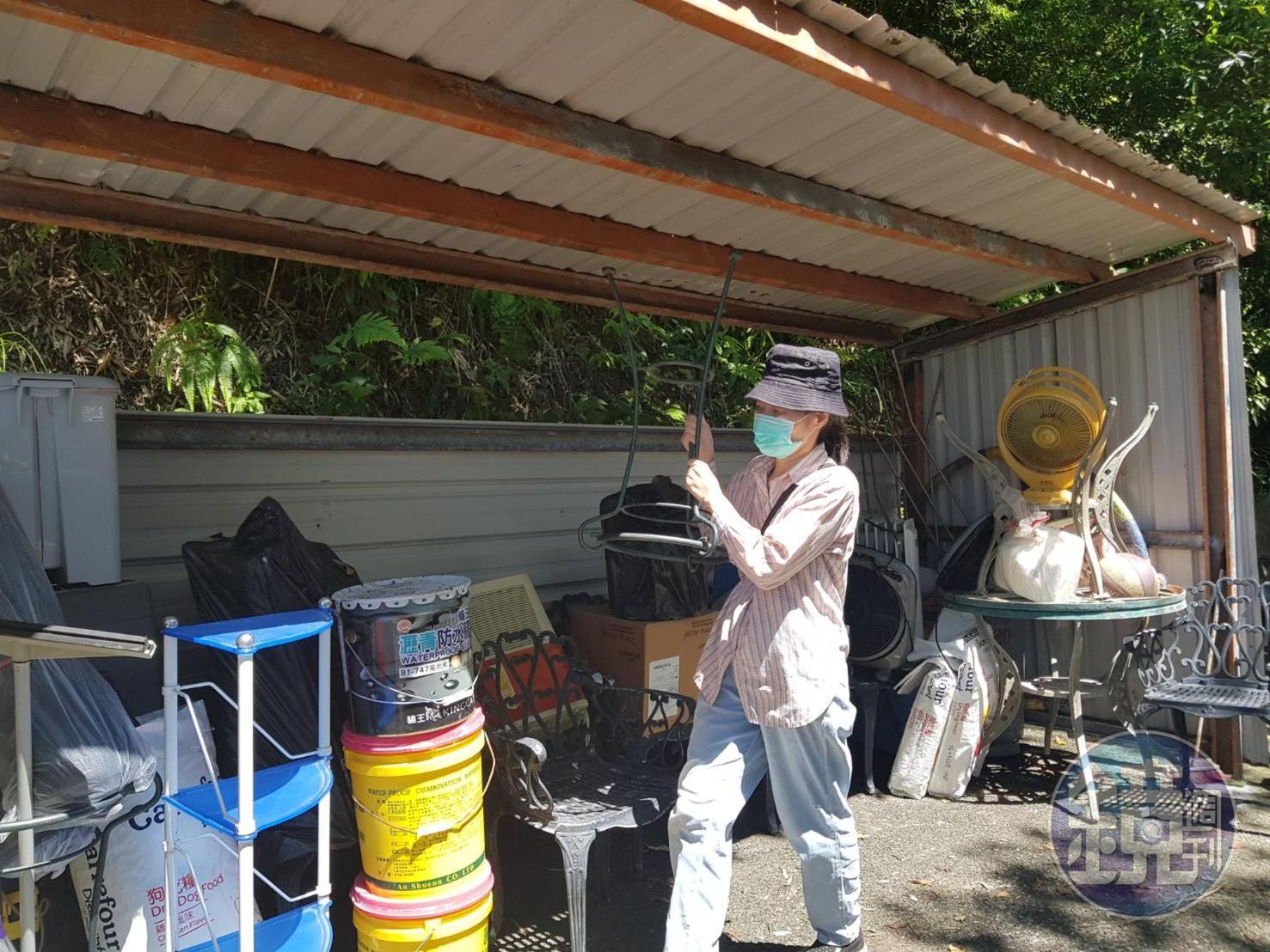 屋主家人前來搶救家當，急忙從屋內搬出物品堆放在外。