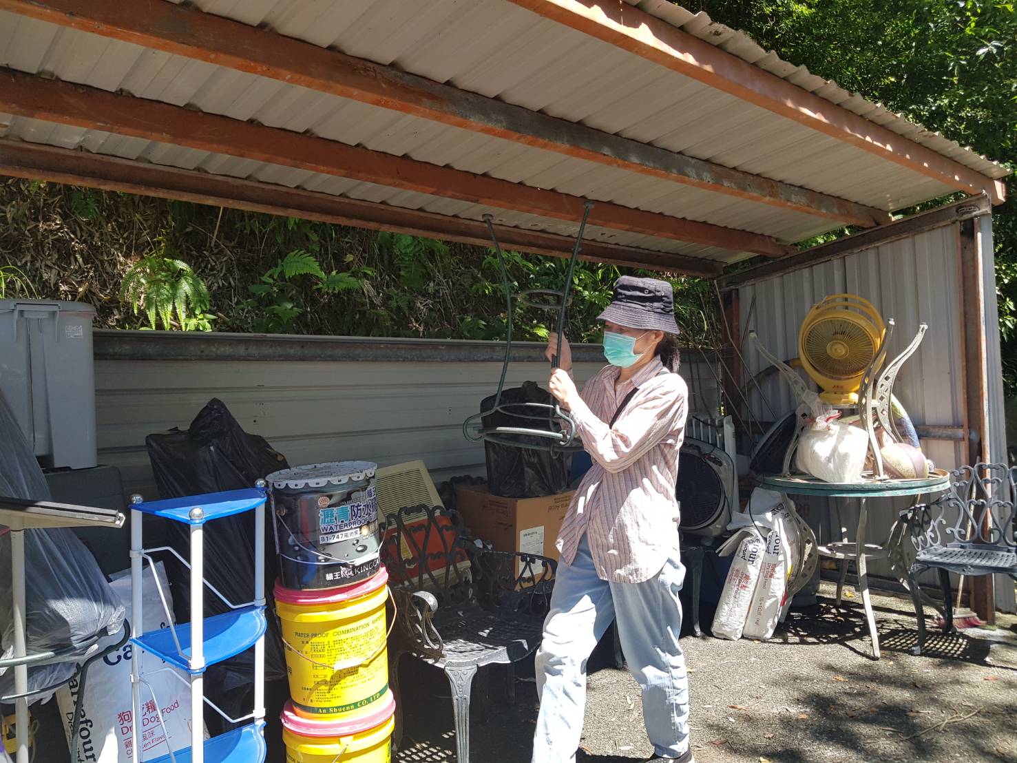 屋主家人前來搶救家當，急忙從屋內搬出物品堆放在外。