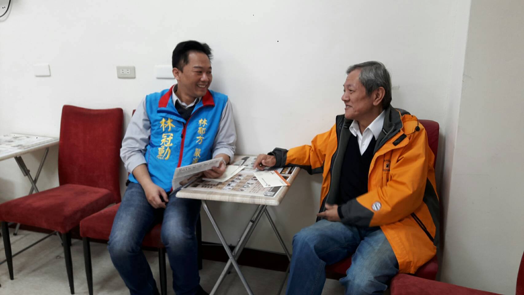 林冠勳（左）曾擔任前立委林郁方助理，但如今因酒駕肇逃頂包事件重創形象。（翻攝臉書）