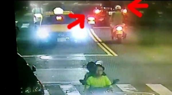 林駕駛的汽車左轉車速過快，撞上女騎士。（翻攝畫面）