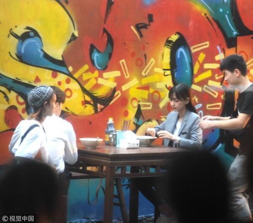 Angelababy被網友拍到在路邊吃麵,後來發現原來是拍戲。(翻攝自微博)