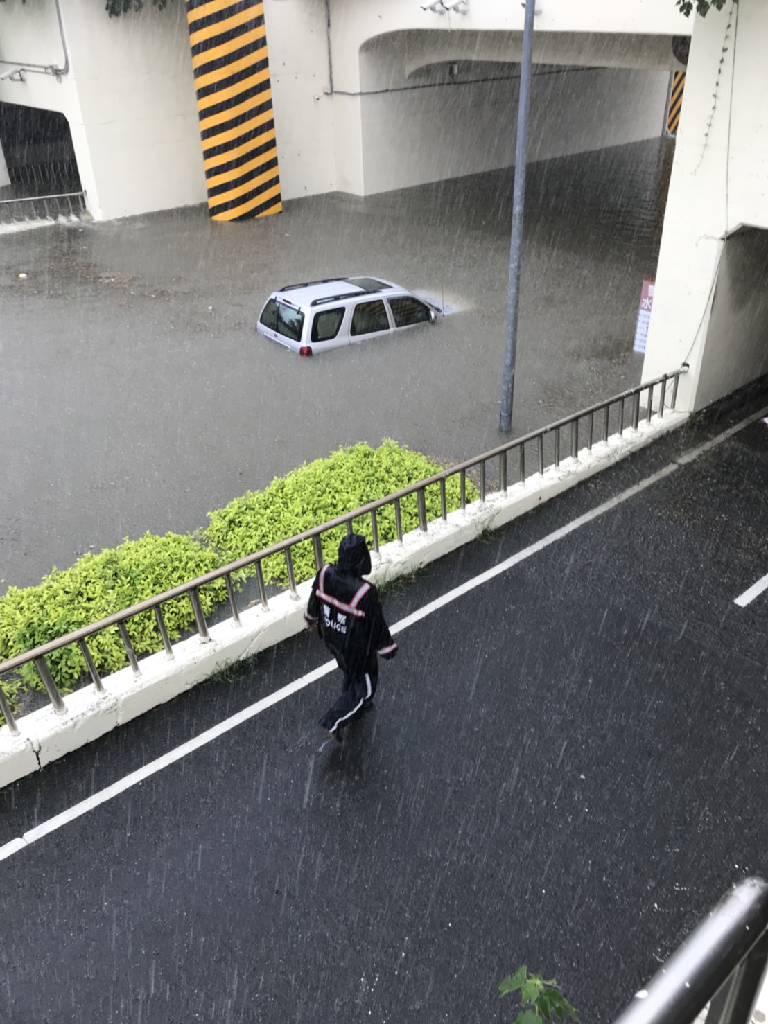 台南地區也災情頻傳，休旅車誤闖地下道幾乎要滅頂的窘境。（翻攝爆料公社）