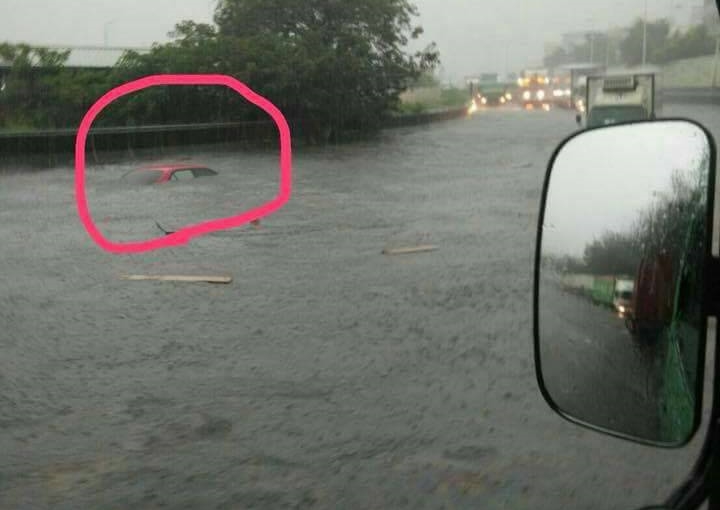 有網友臉書po出通往小港淹水情況嚴重，甚至有小轎車因此滅頂，是否有人在內，引發擔憂。（翻攝爆料公社）