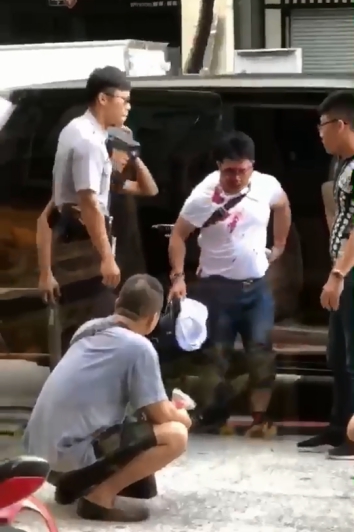 白衣渾身是血的男子就是吸金董座陳男，疑因債務糾紛談判，遭人擄走痛毆。（警方提供）