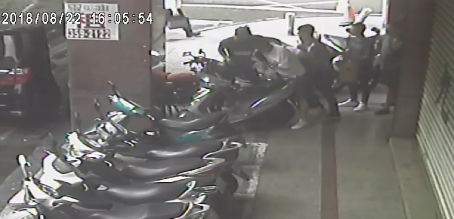 監視器還原7名男子強押吸金陳男上黑色廂型車，過程中眾人對陳男施暴、拉扯痛毆。（警方提供）