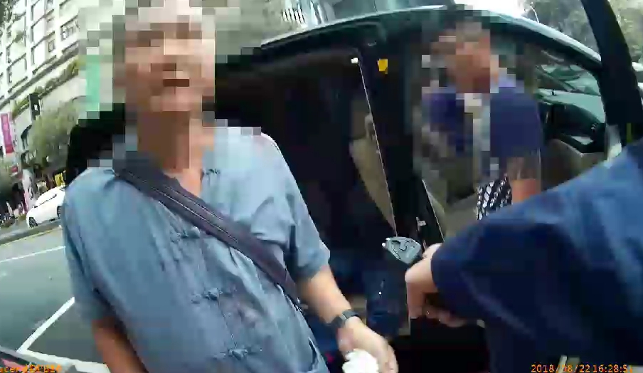 警方獲報擄人案件立即攔查，並持槍喝令嫌犯下車。（警方提供）