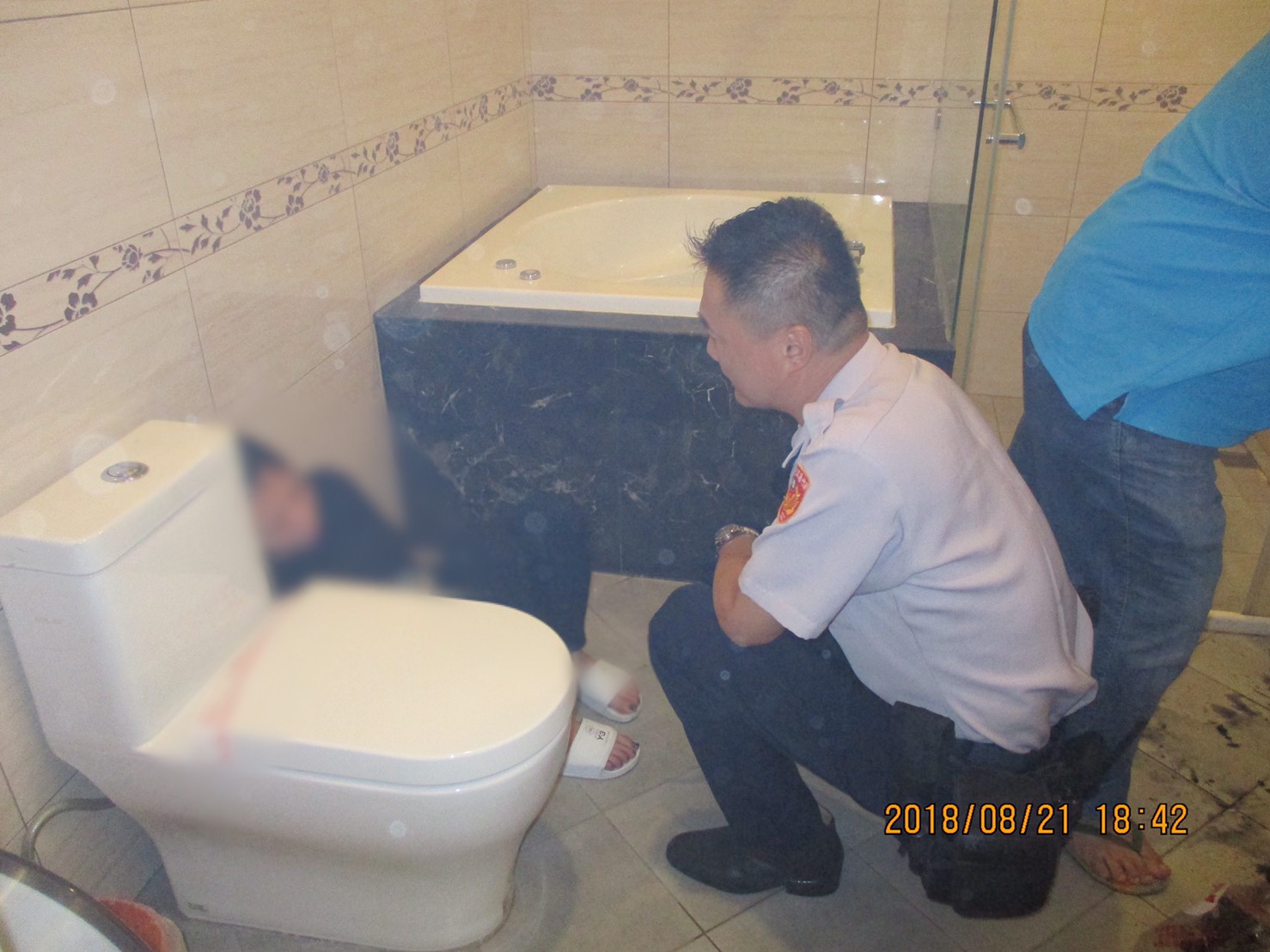 少女為情所困燒炭自殺，所幸遇上警方即時救援。（翻攝畫面）