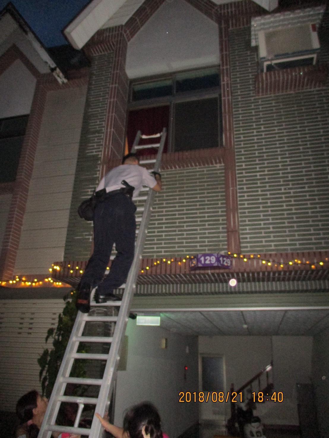 員警搬來梯子從窗戶進入，順利救下少女。（翻攝畫面）