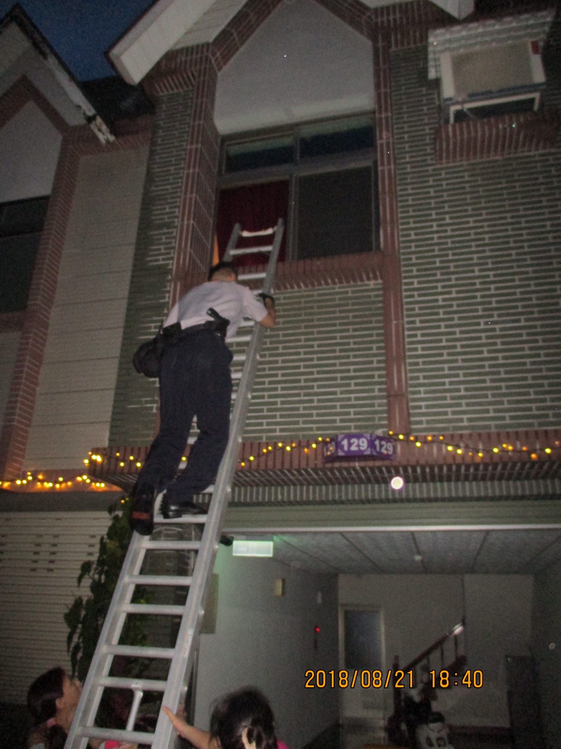 員警搬來梯子從窗戶進入，順利救下少女。（翻攝畫面）