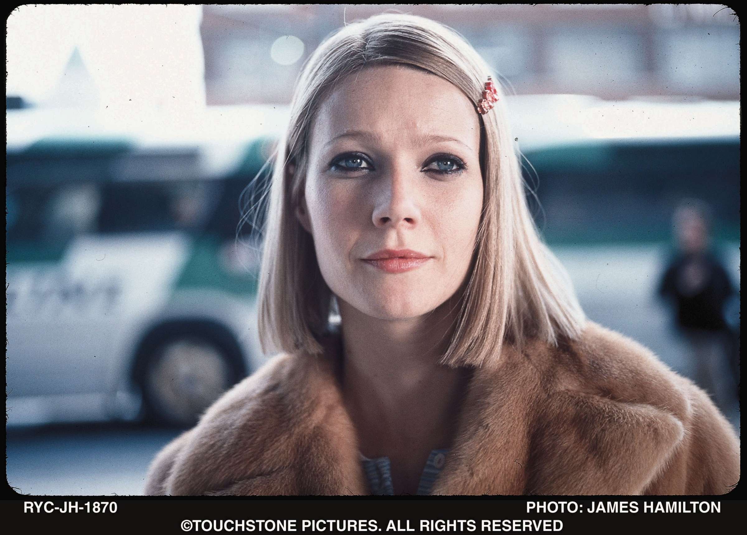 《天才一族》「厭世養女」葛妮絲派特洛黑色煙燻妝特立獨行。（高雄電影節提供）