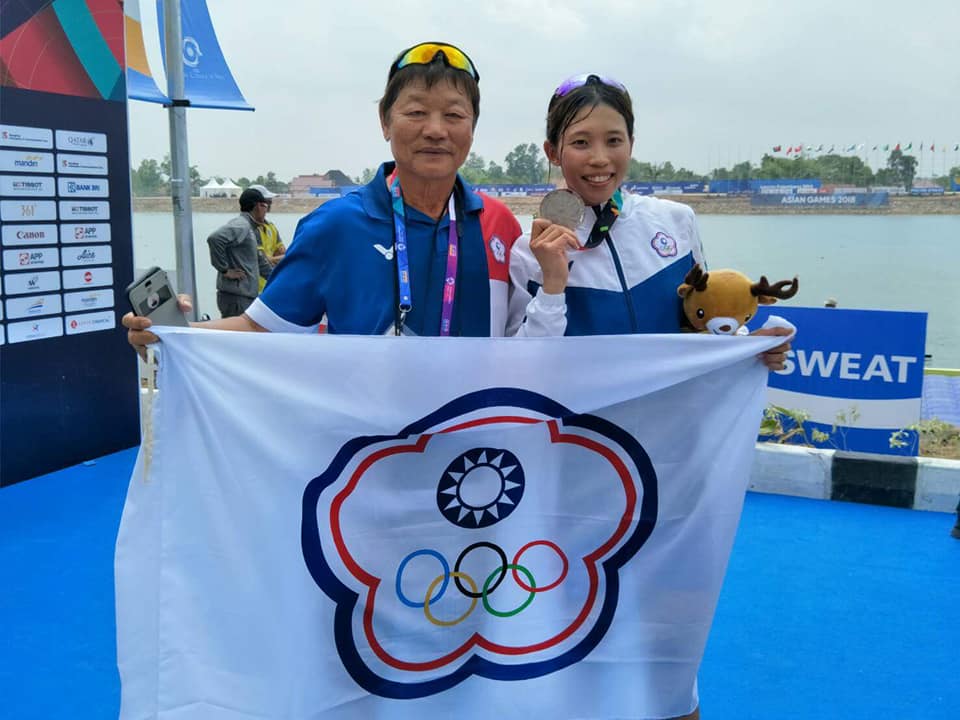 划船好手黃義婷（右）在亞運順利奪銀，與教練謝茂松興奮合照。（翻攝畫面）