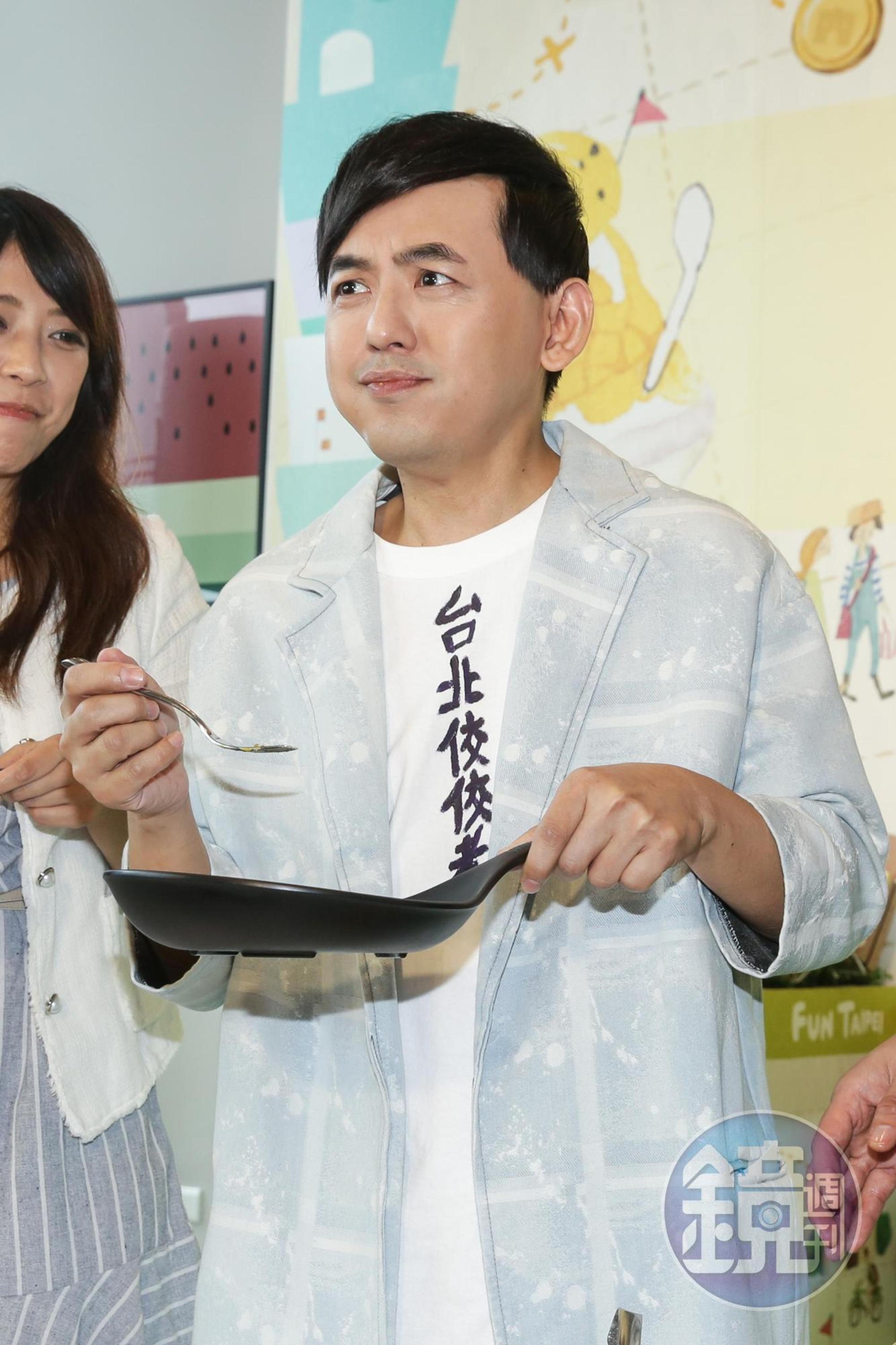 黃子佼試吃「型男經典必吃鹹酥雞」--馬來風味YA（椰）奶雞，口味令他驚呼特別。