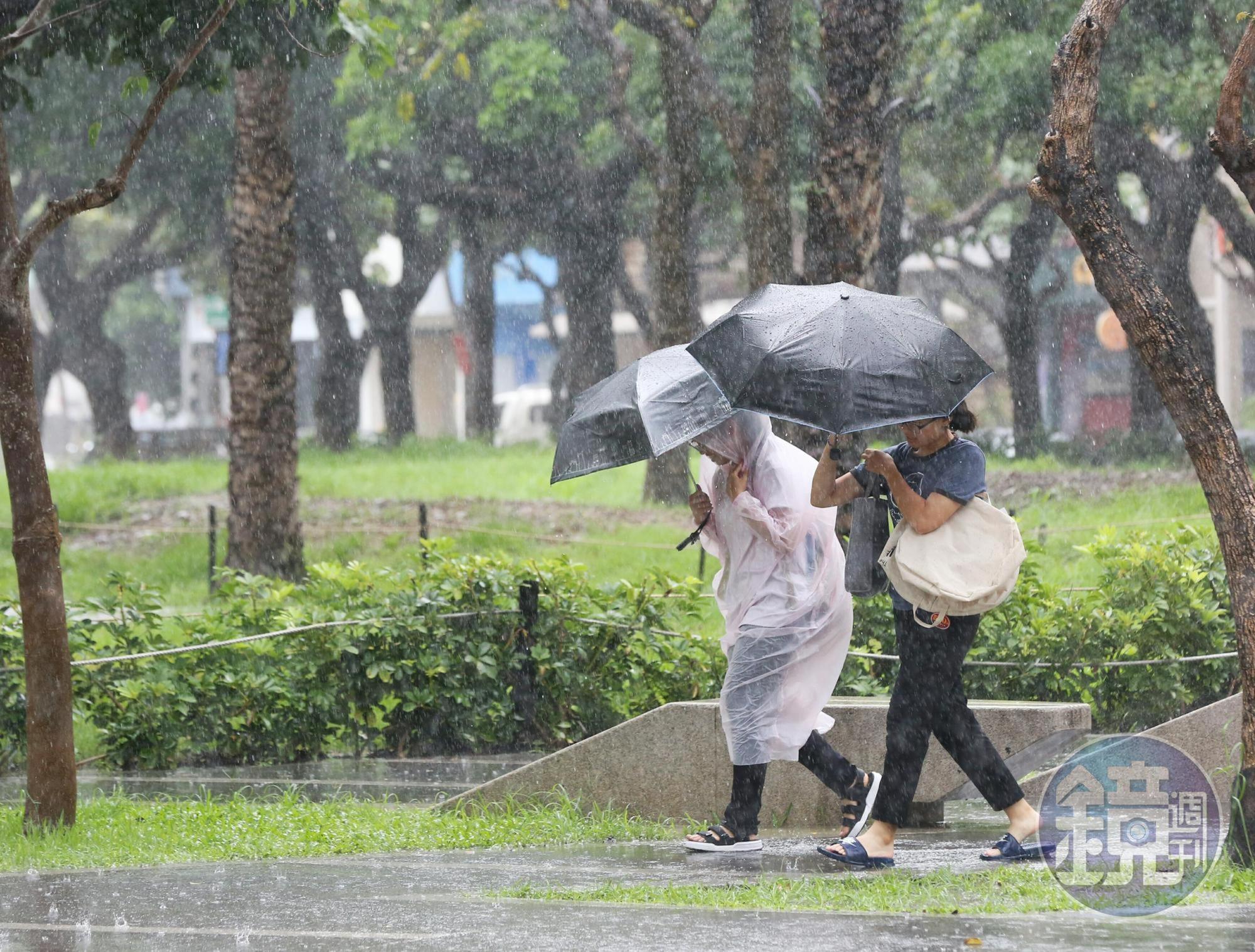 準「燕子」颱風外圍環流帶來驚人雨勢，全台晚間共有9個縣市停班停課。