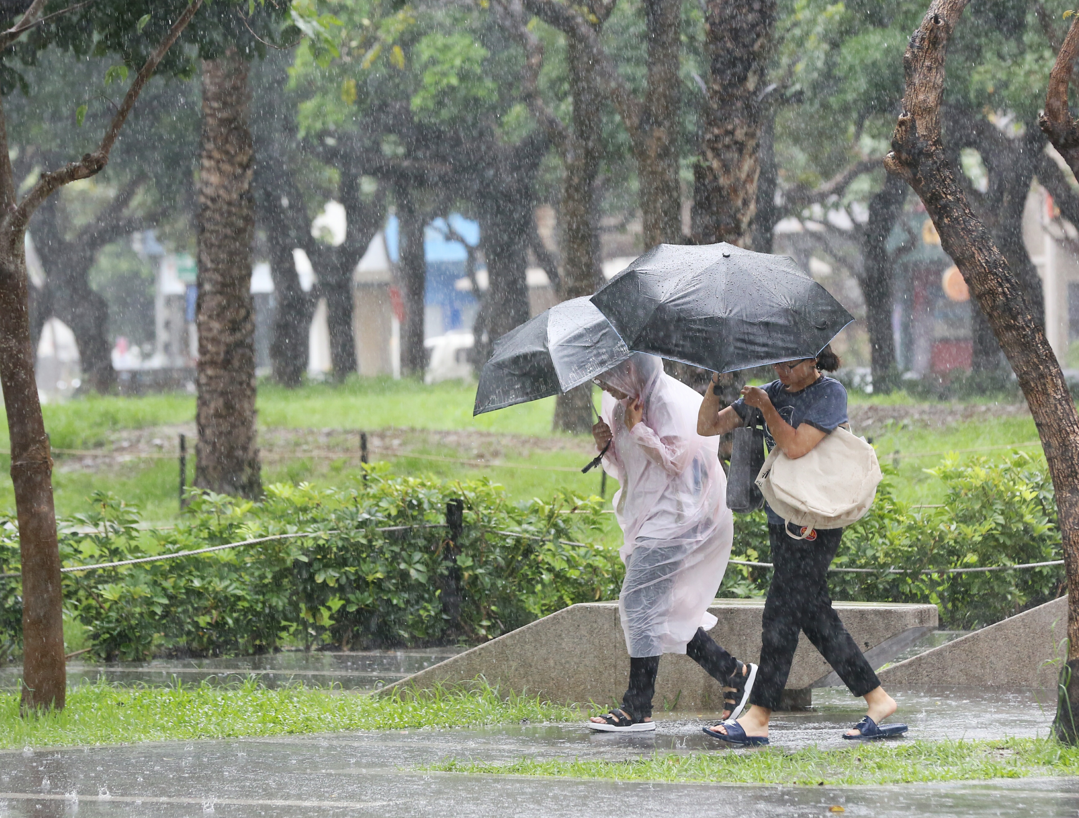 受鋒面通過影響,台灣各地區及澎湖、金門將有局部大雨發生。