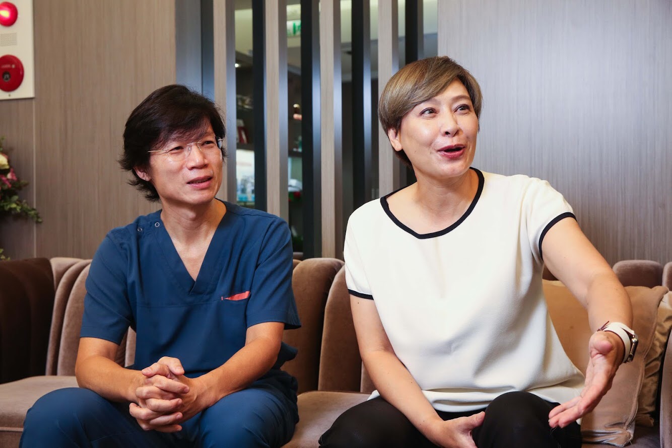 曼都集團董事長賴淑芬（右）對曼都整形外科診所院長李瑞田（左）的技術讚譽有加。