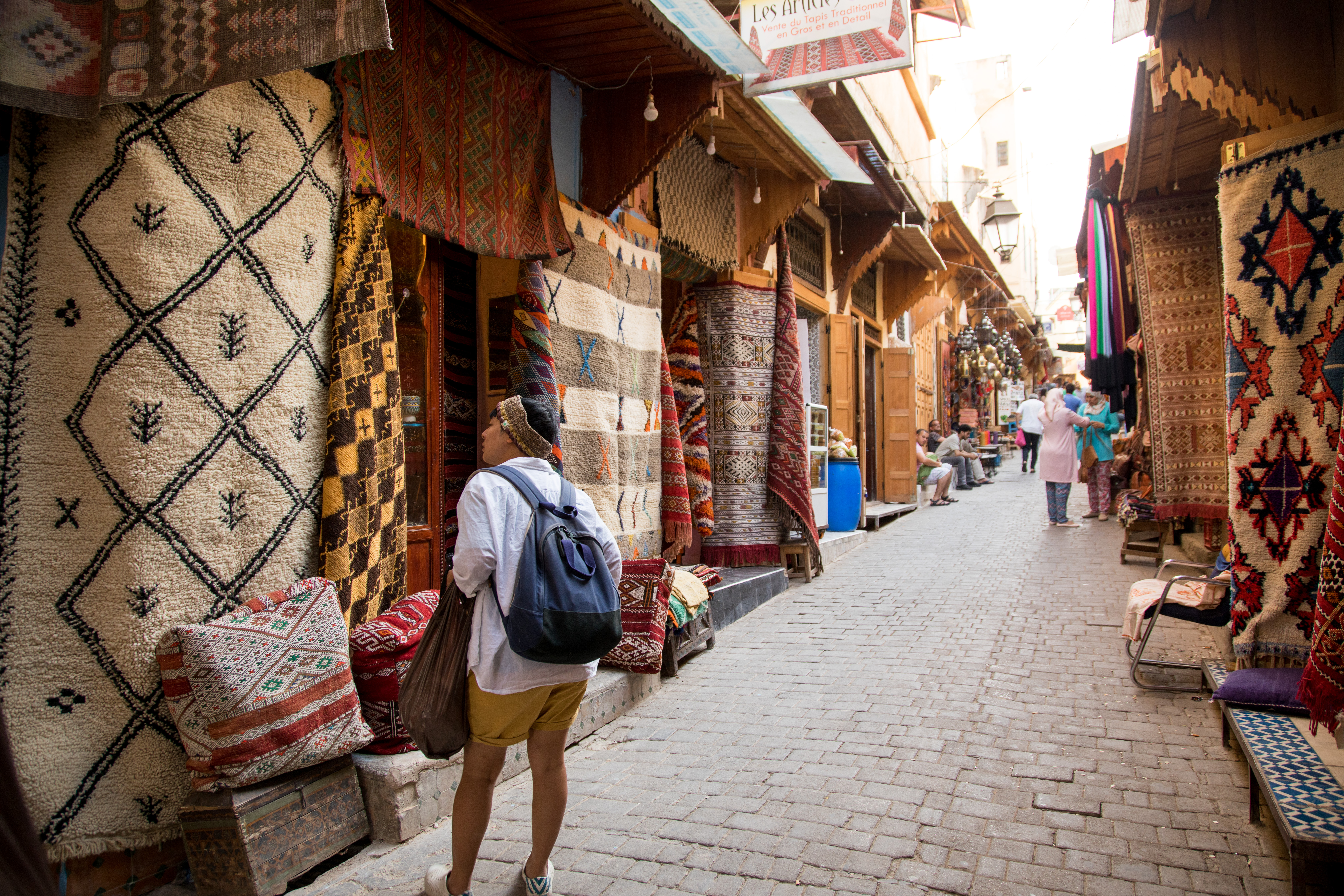 非斯古城裡，有許多手工藝品攤販。