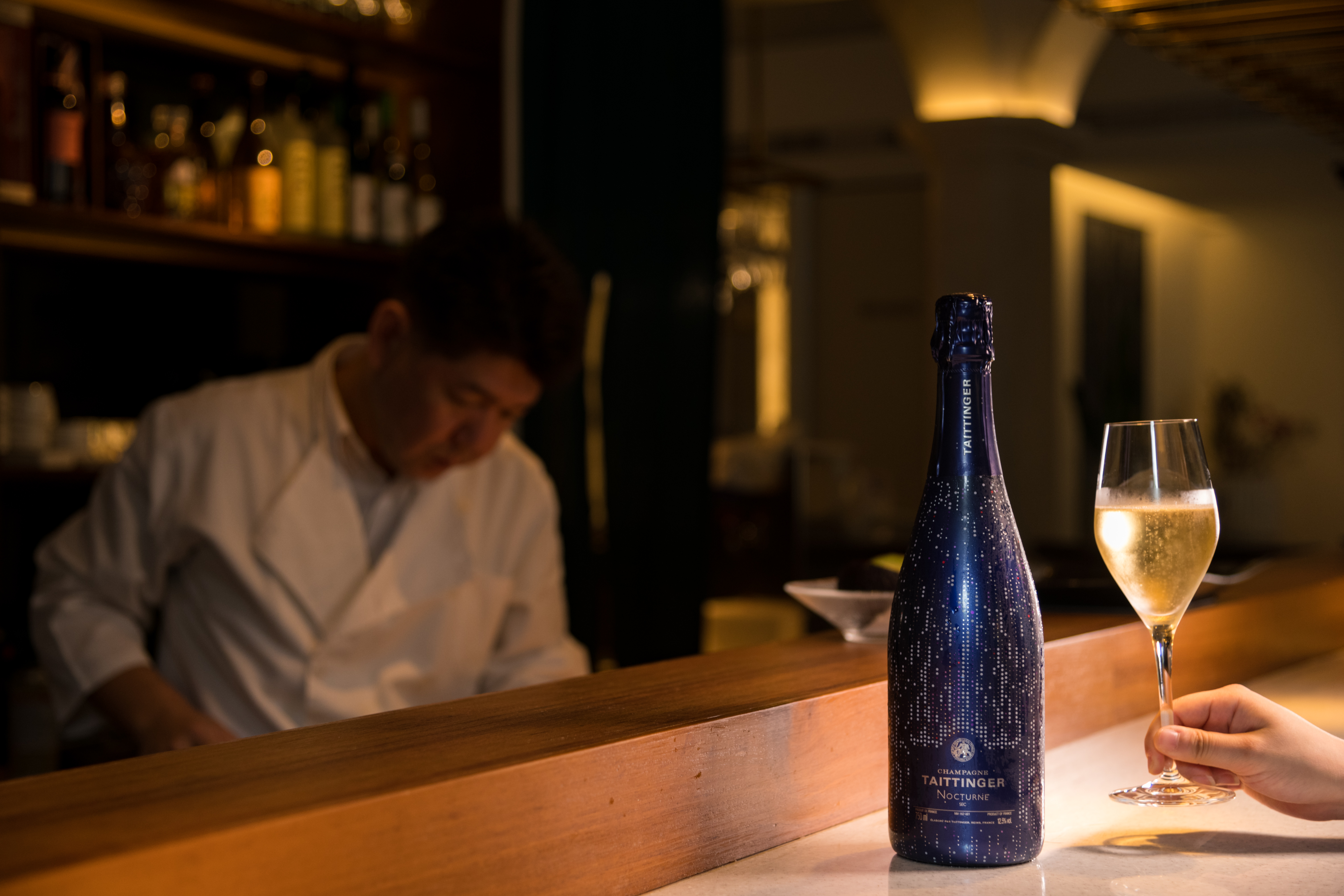 坐在「富錦樹日食香檳」吧台，吃壽司喝香檳，是一大享受。