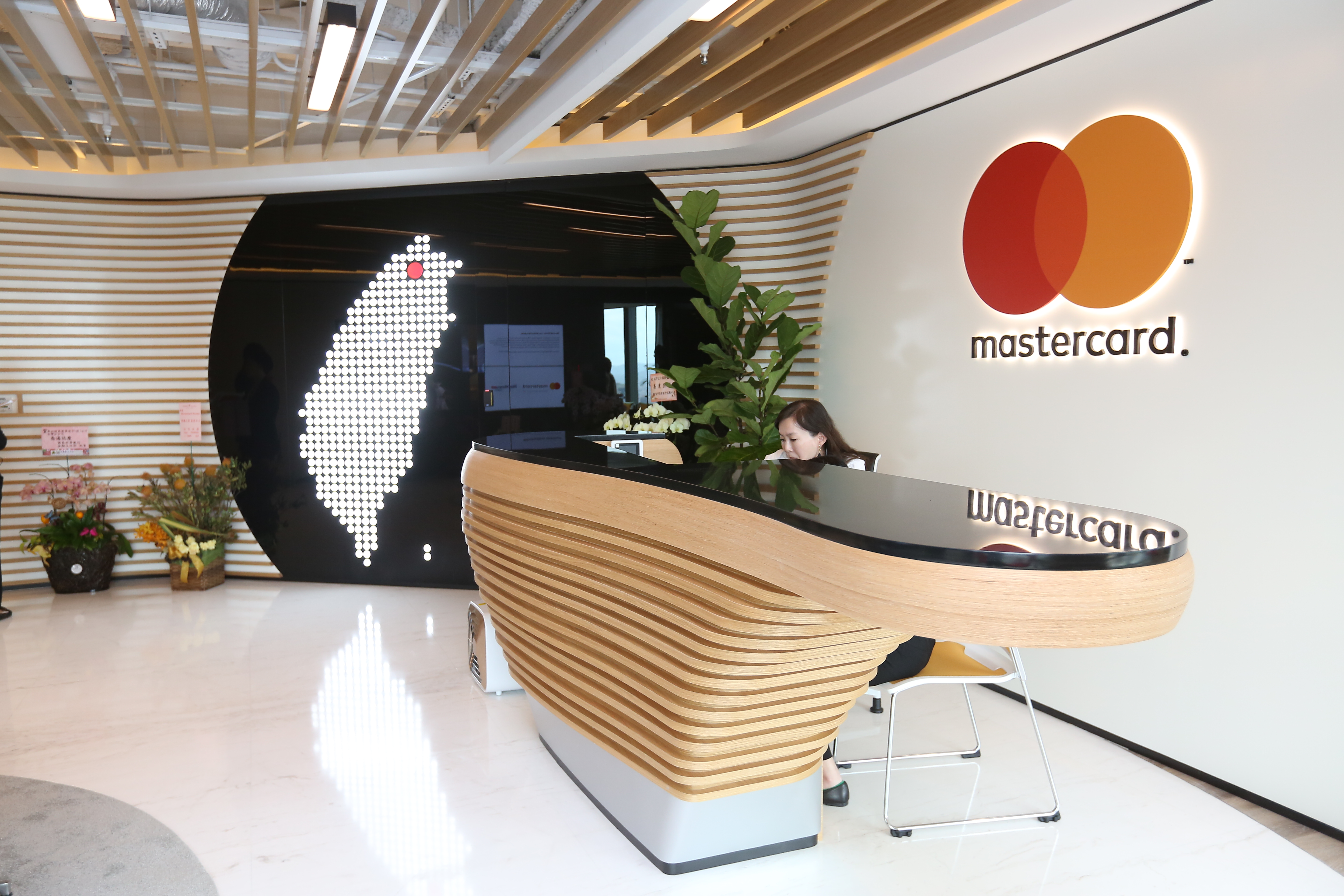 萬事達卡布局行動支付腳步相當積極，今日宣布將全面支援QR Code交易。