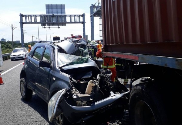 五楊高架中壢段傳死亡車禍，中壢轉接道暫時封閉。（警方提供）