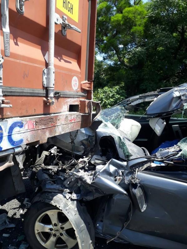 前方貨櫃車緊急煞車，後方陳姓駕駛的自小客車反應不及，猛烈追撞。（警方提供）