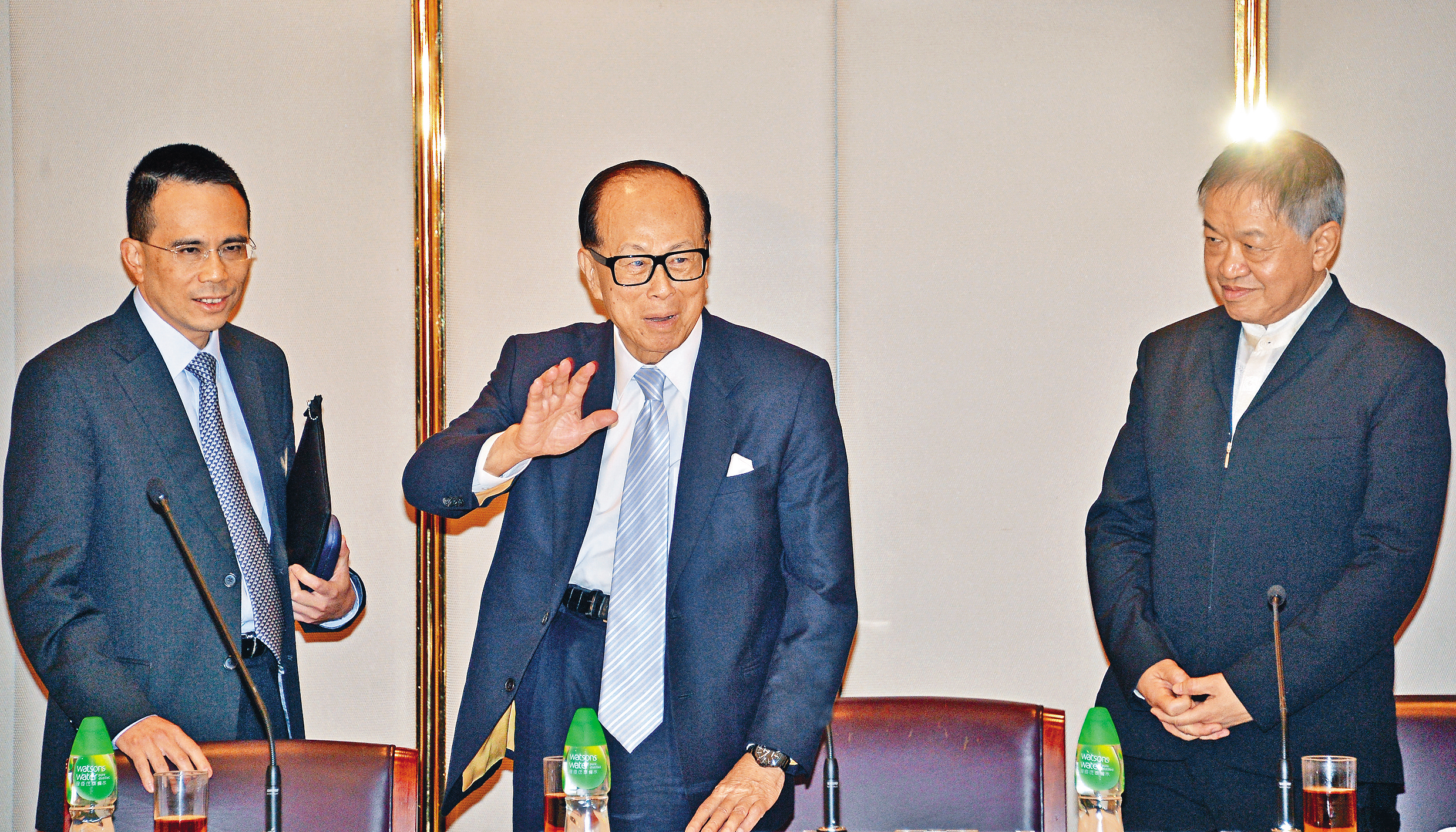 本期鏡週刊報導，香港首富李嘉誠（中）曾為孫捐款給學校，旗下長江和記實業來函。（東方IC）