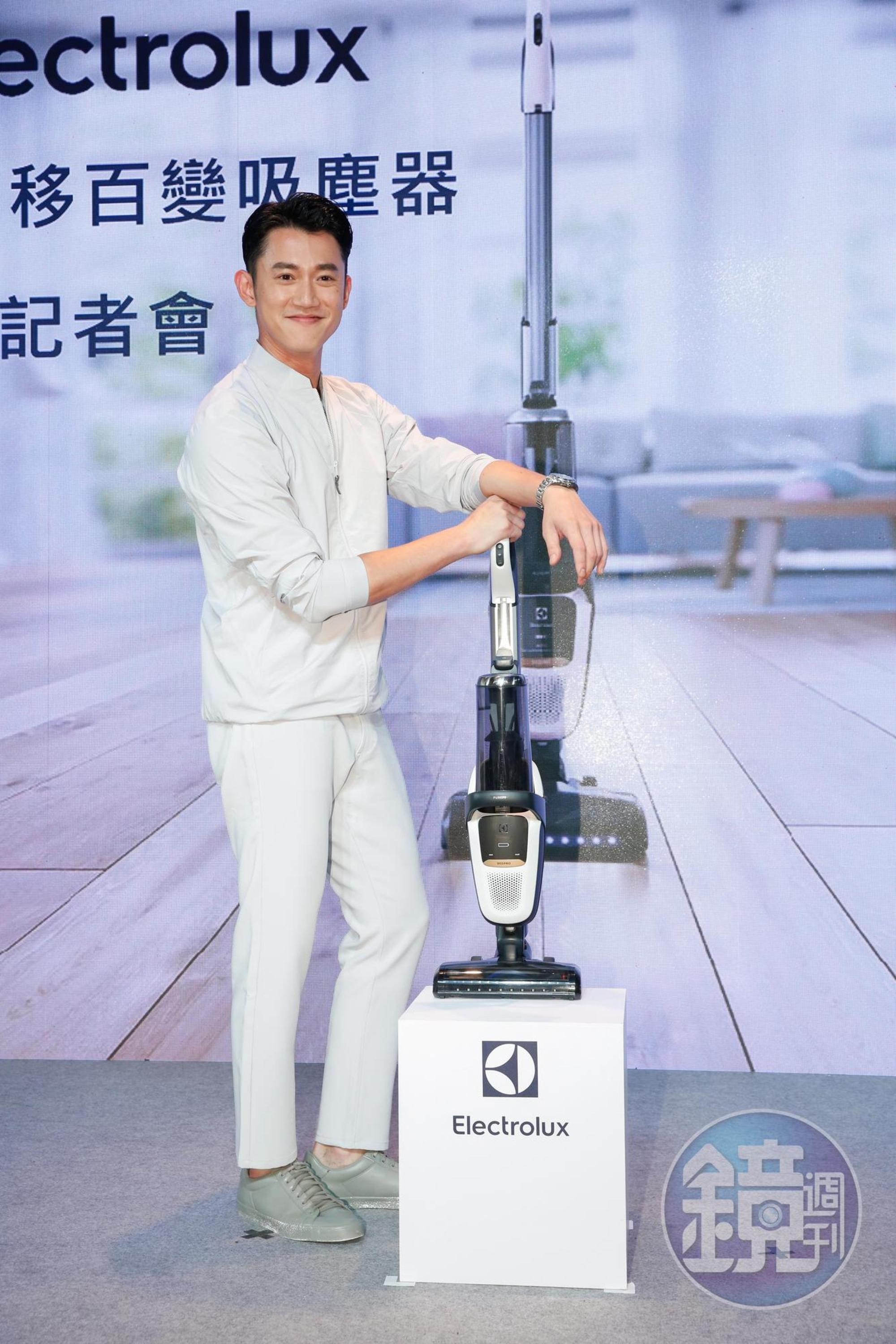 吳慷仁今日以代言人身份出席「PURE F9滑移百變吸塵器」在台上市記者會。