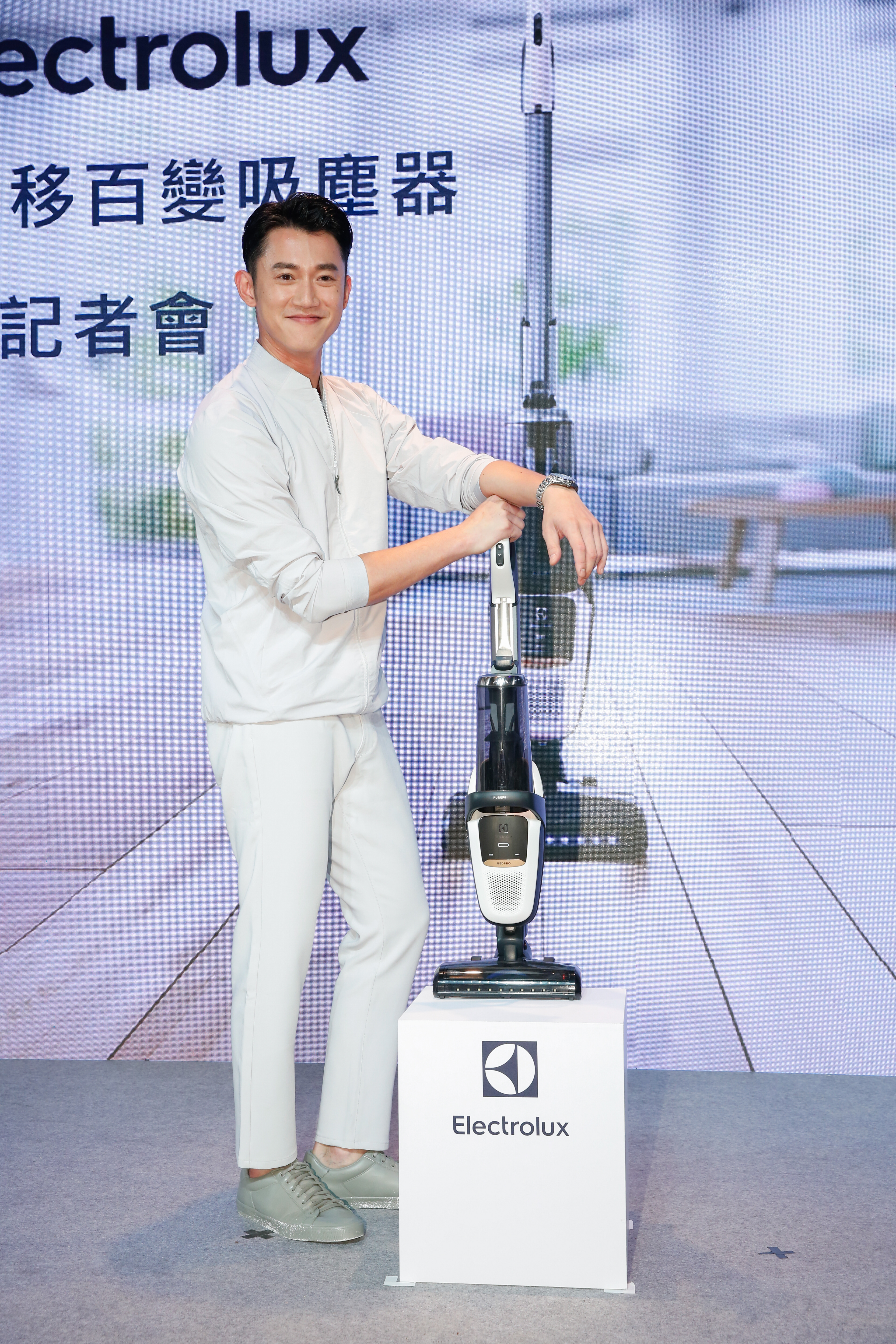 吳慷仁今日以代言人身份出席「PURE F9滑移百變吸塵器」在台上市記者會。