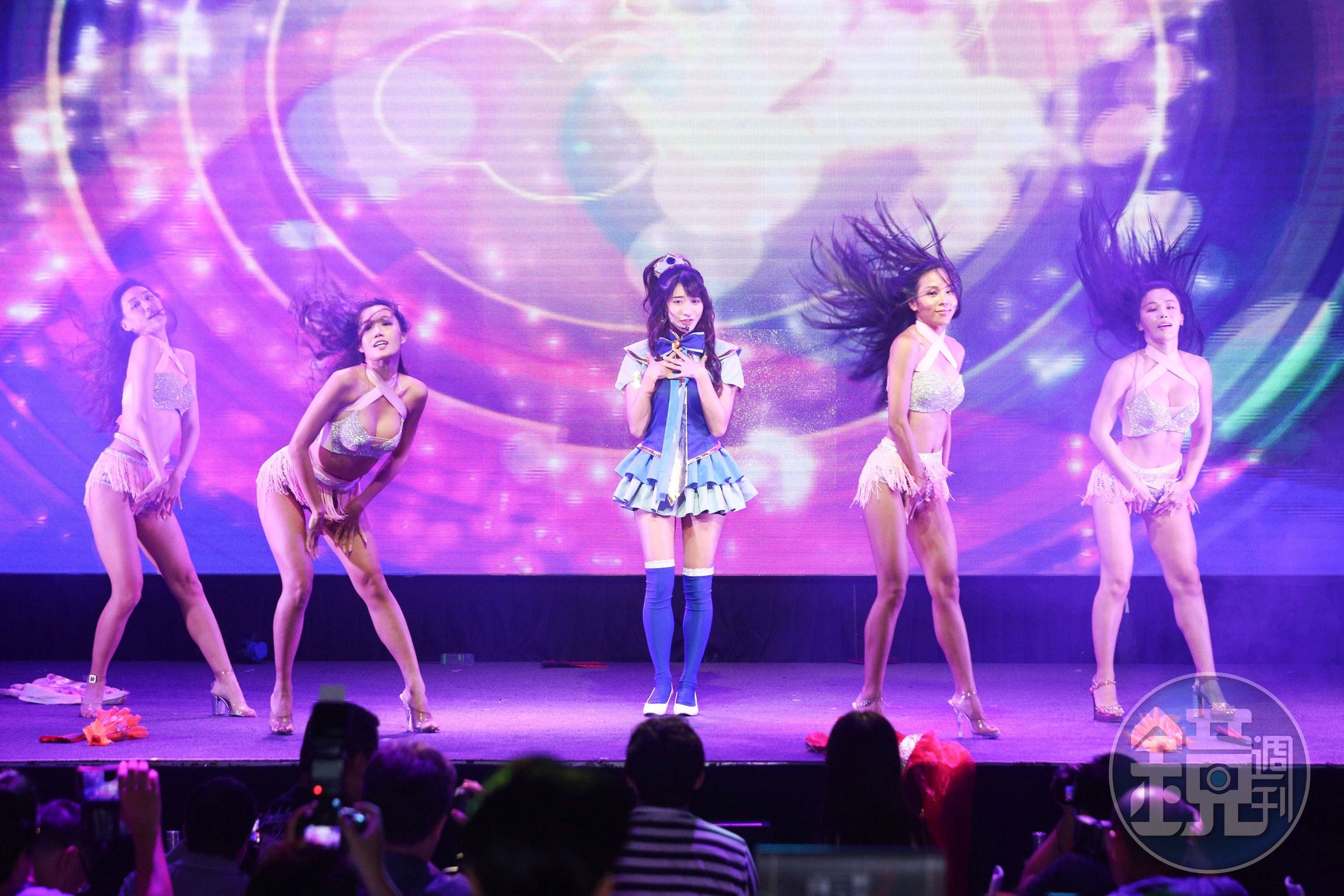 萌味十足企鵝妹和火辣Luxy Girl開場帶來TWICE〈TT〉表演。（ GAME FORCE提供）