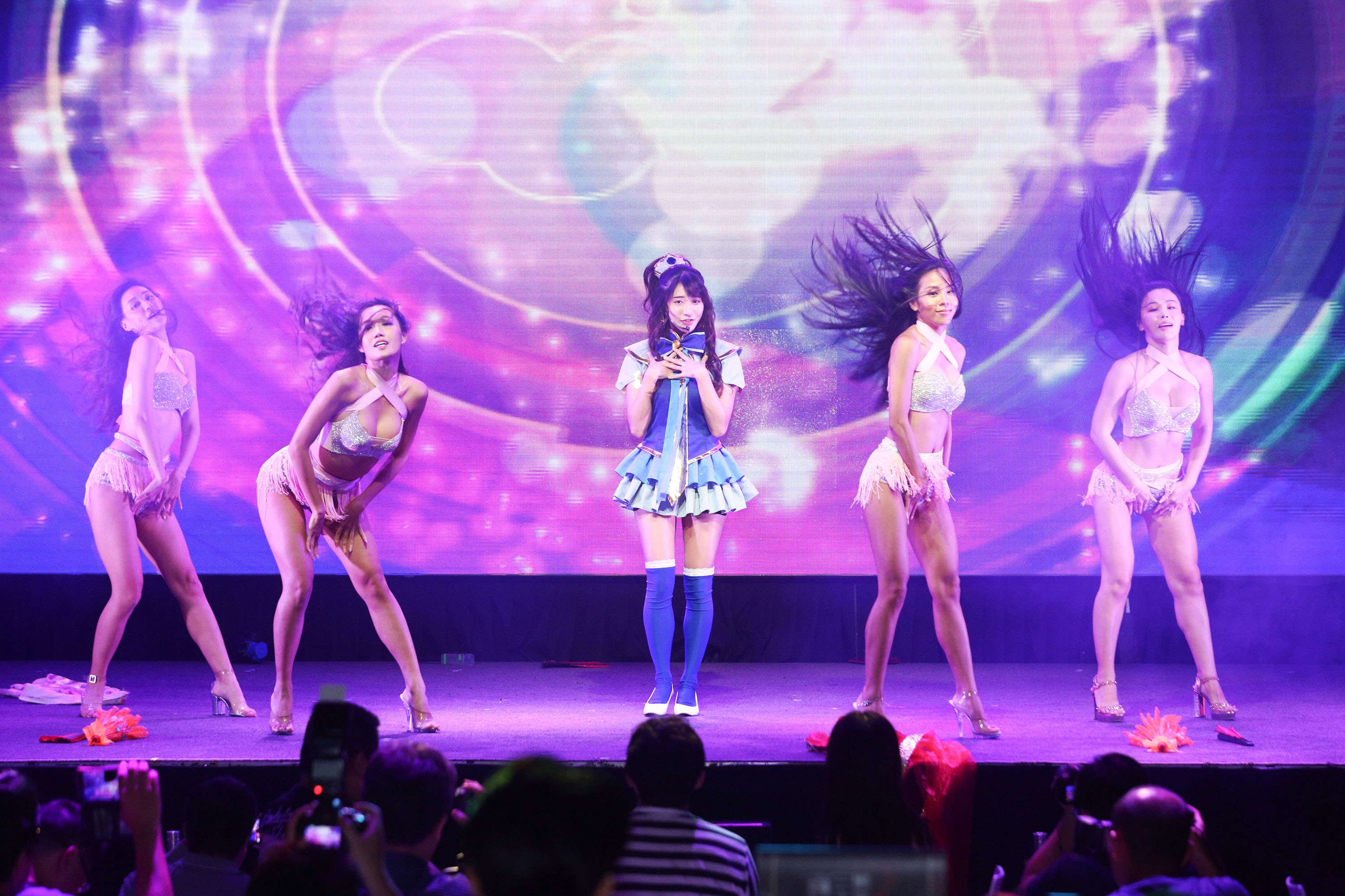 萌味十足企鵝妹和火辣Luxy Girl開場帶來TWICE〈TT〉表演。（ GAME FORCE提供）