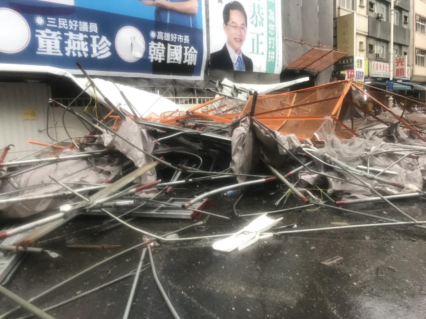 大樓工地鷹架從15公尺高空墜落，現場一片凌亂。（警消提供）