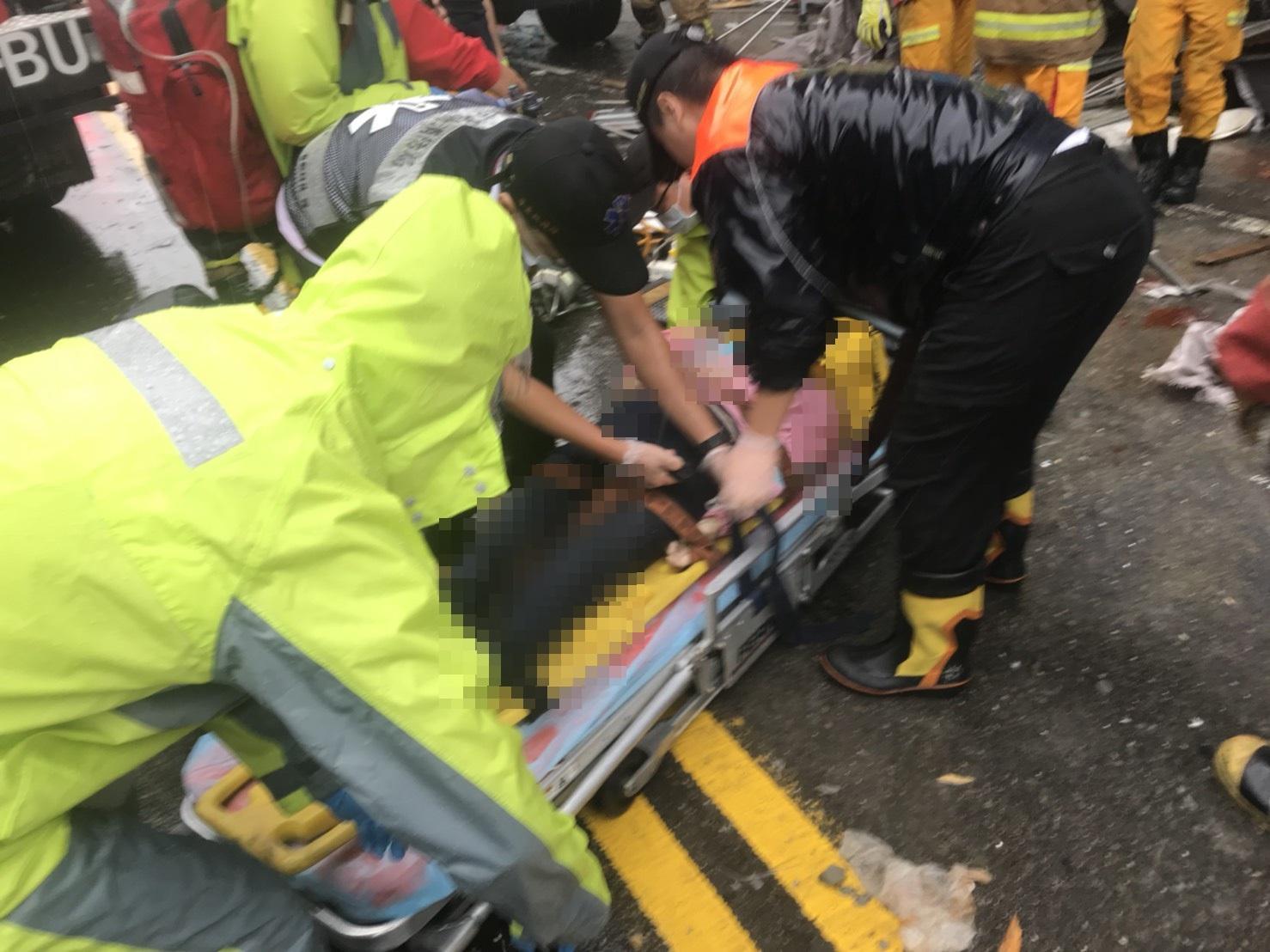 警消救出埋在鐵架堆中第3名女騎士，已經沒有生命跡象。（警消提供）