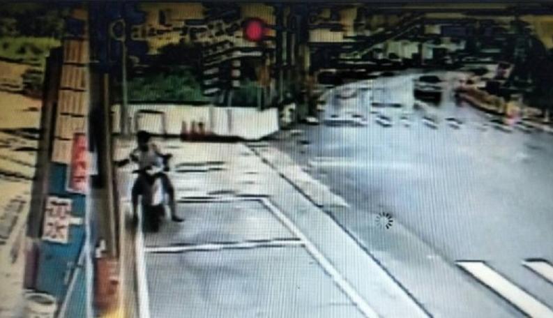 胡男到加油站,自行取油槍加霸王油。(警方提供)
