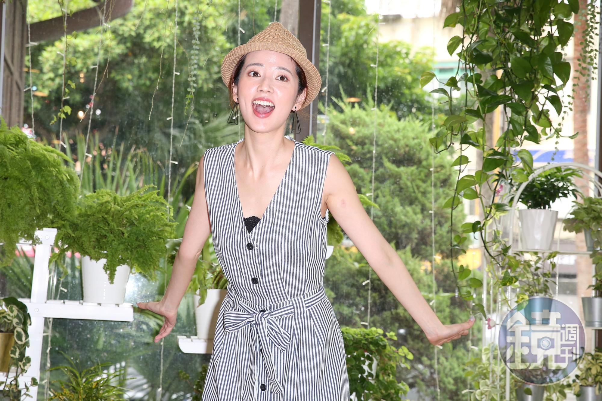 阿諾光是搭船就快被整慘了，暈到吐個沒完。